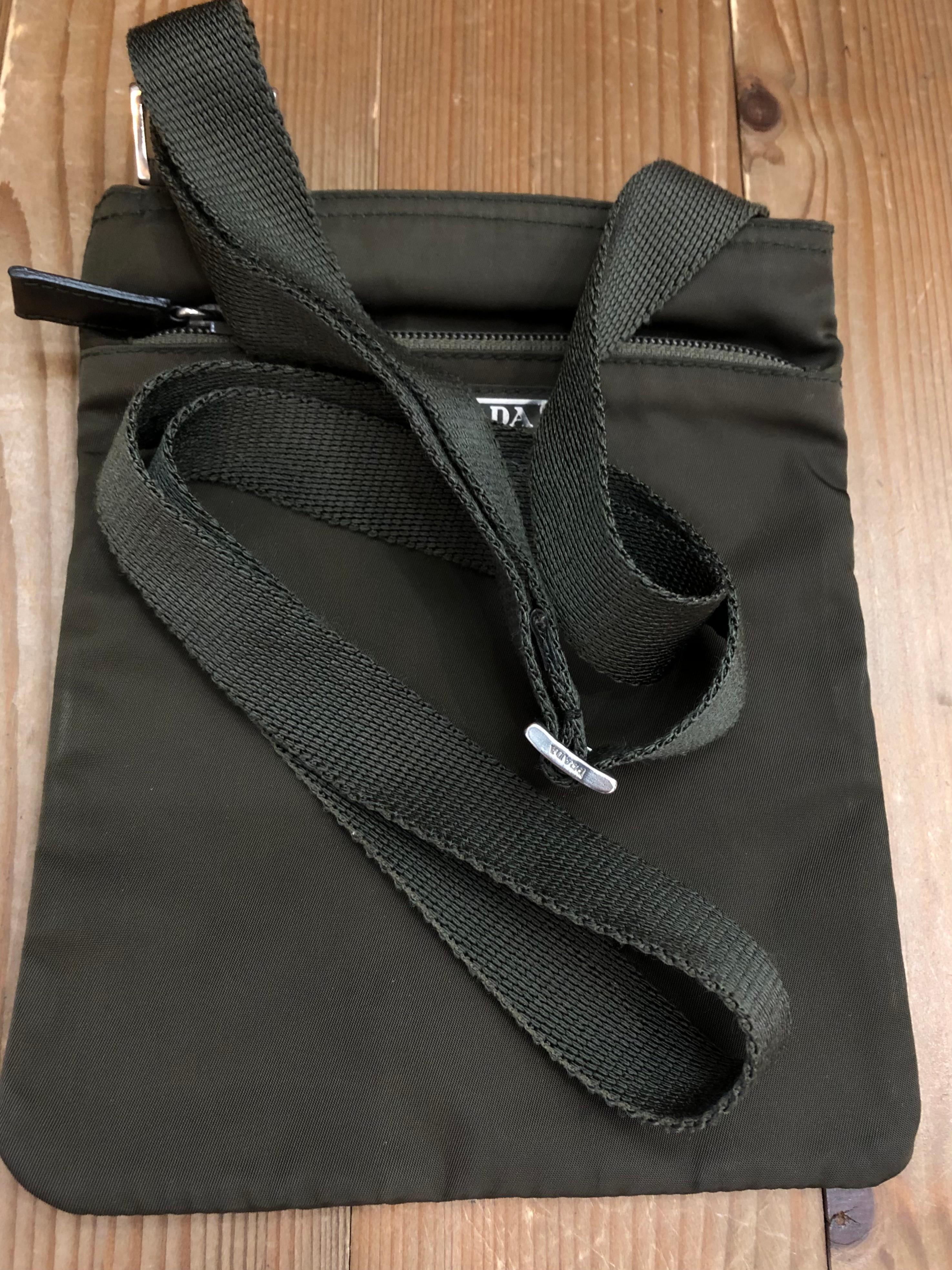 Noir Mini sac à bandoulière vintage PRADA Tessuto vert armée, unisexe en vente