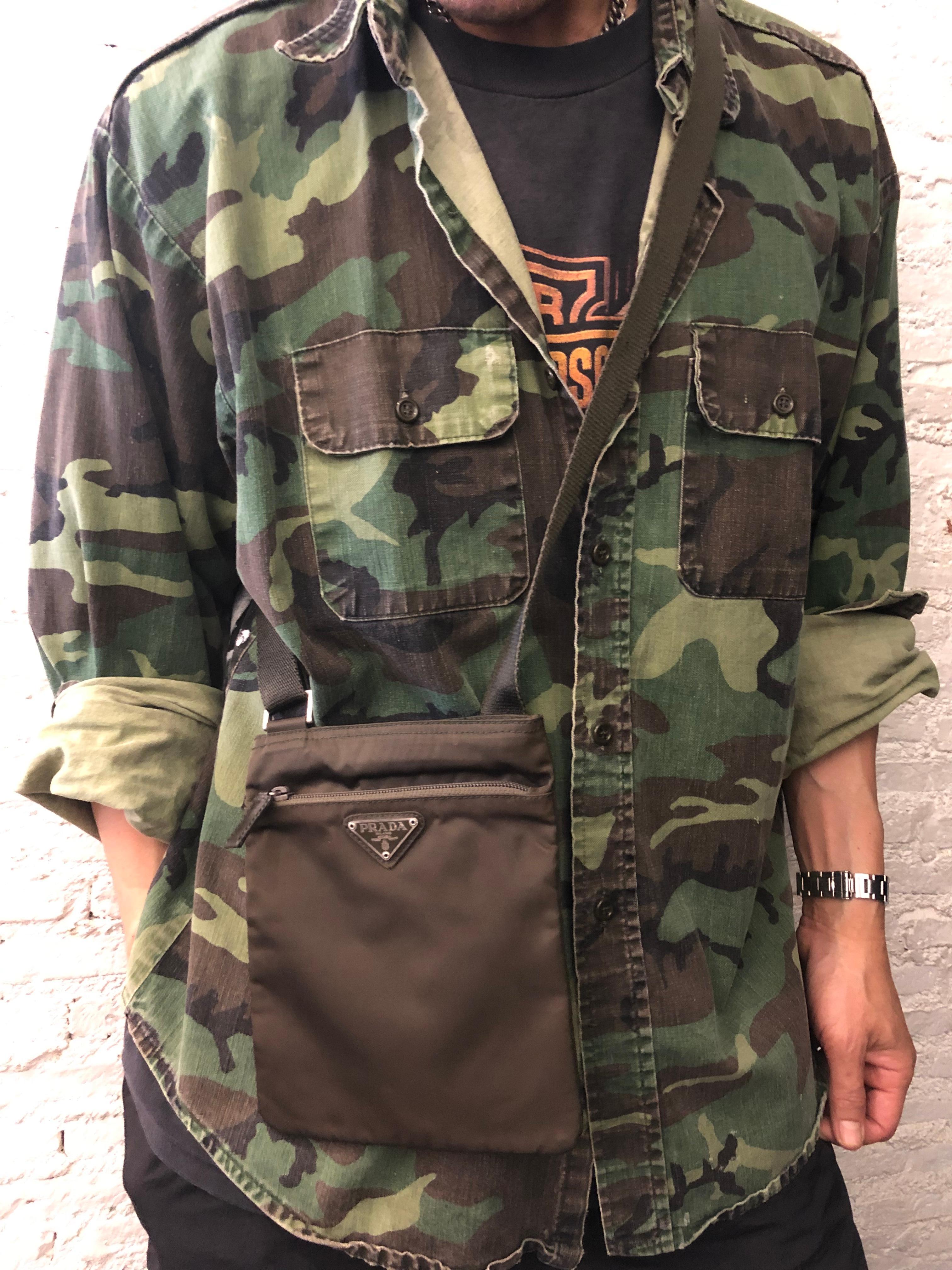 Mini sac à bandoulière vintage PRADA Tessuto vert armée, unisexe Unisexe en vente
