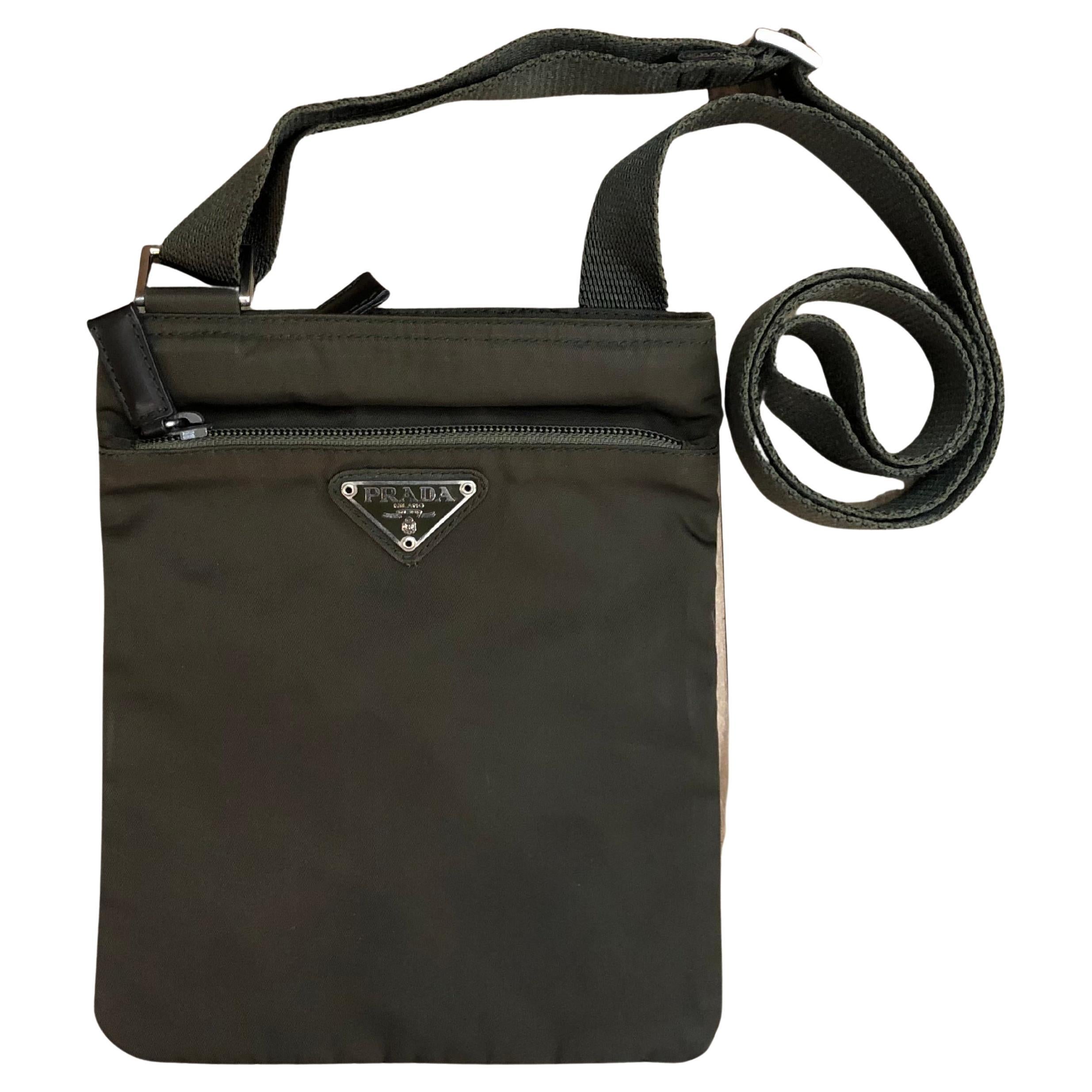 Mini sac à bandoulière vintage PRADA Tessuto vert armée, unisexe en vente