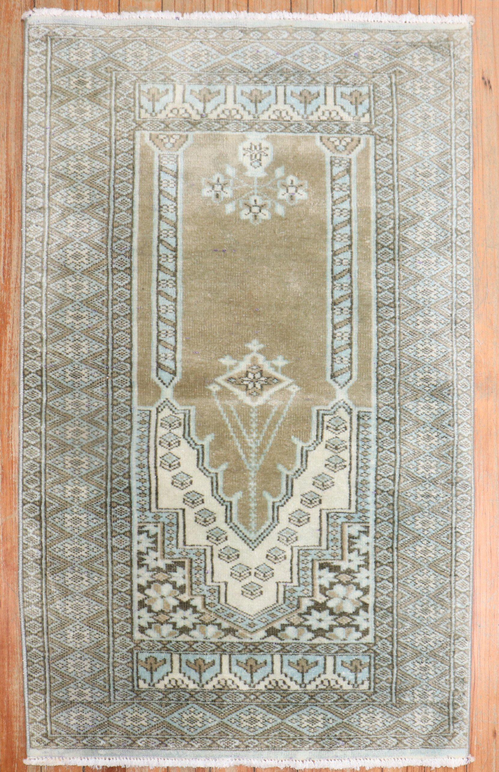 A mini-size Bokhara Prayer niche rug from the 3rd quarter of the 20th century

Measures: 2' x 3'1''.
   