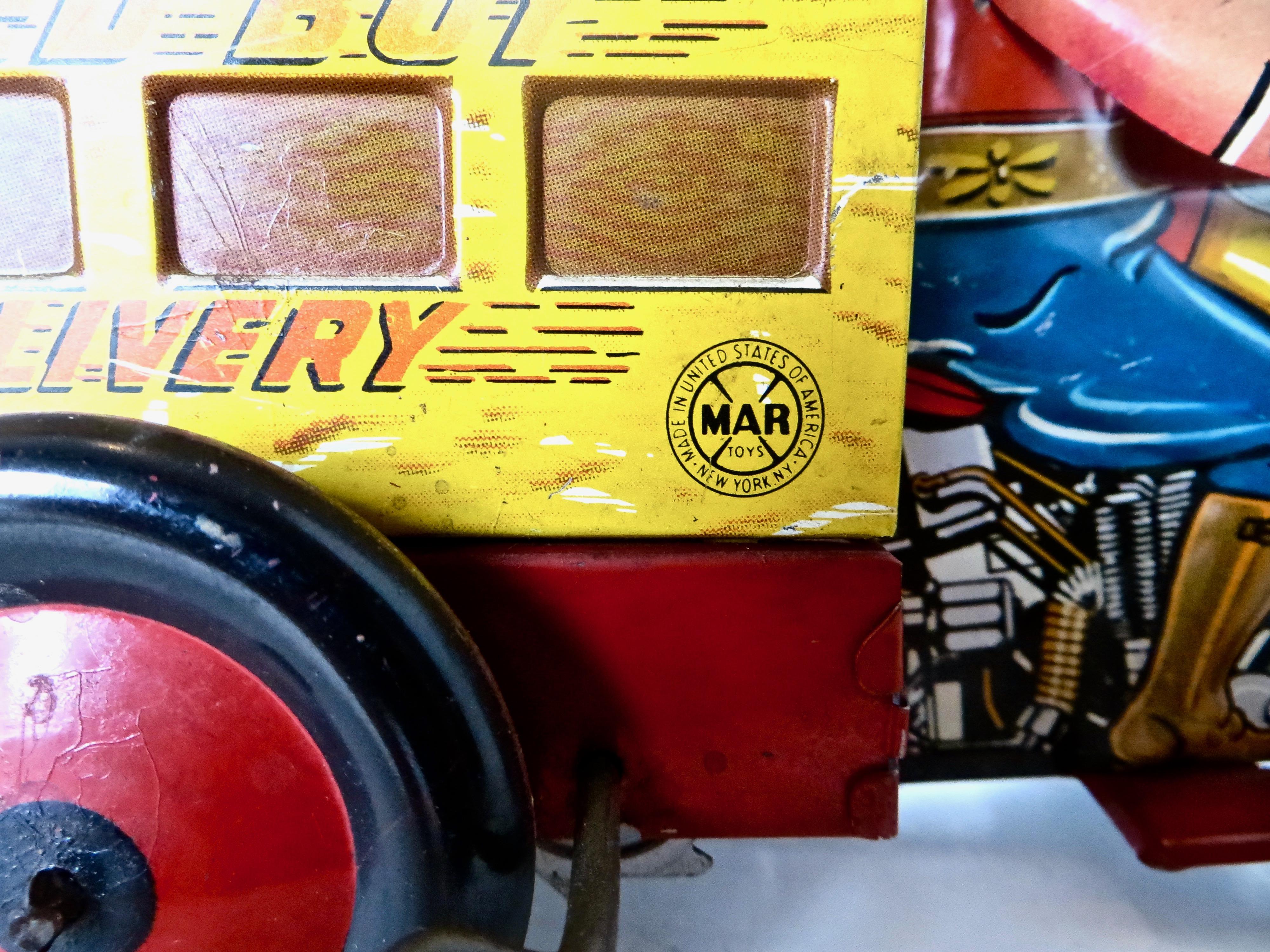 Vintage- Wind-Up-Spielzeug aus der Vorkriegszeit „Boy on Motorcycle Delivery Truck“ von Marx (Metallarbeit) im Angebot