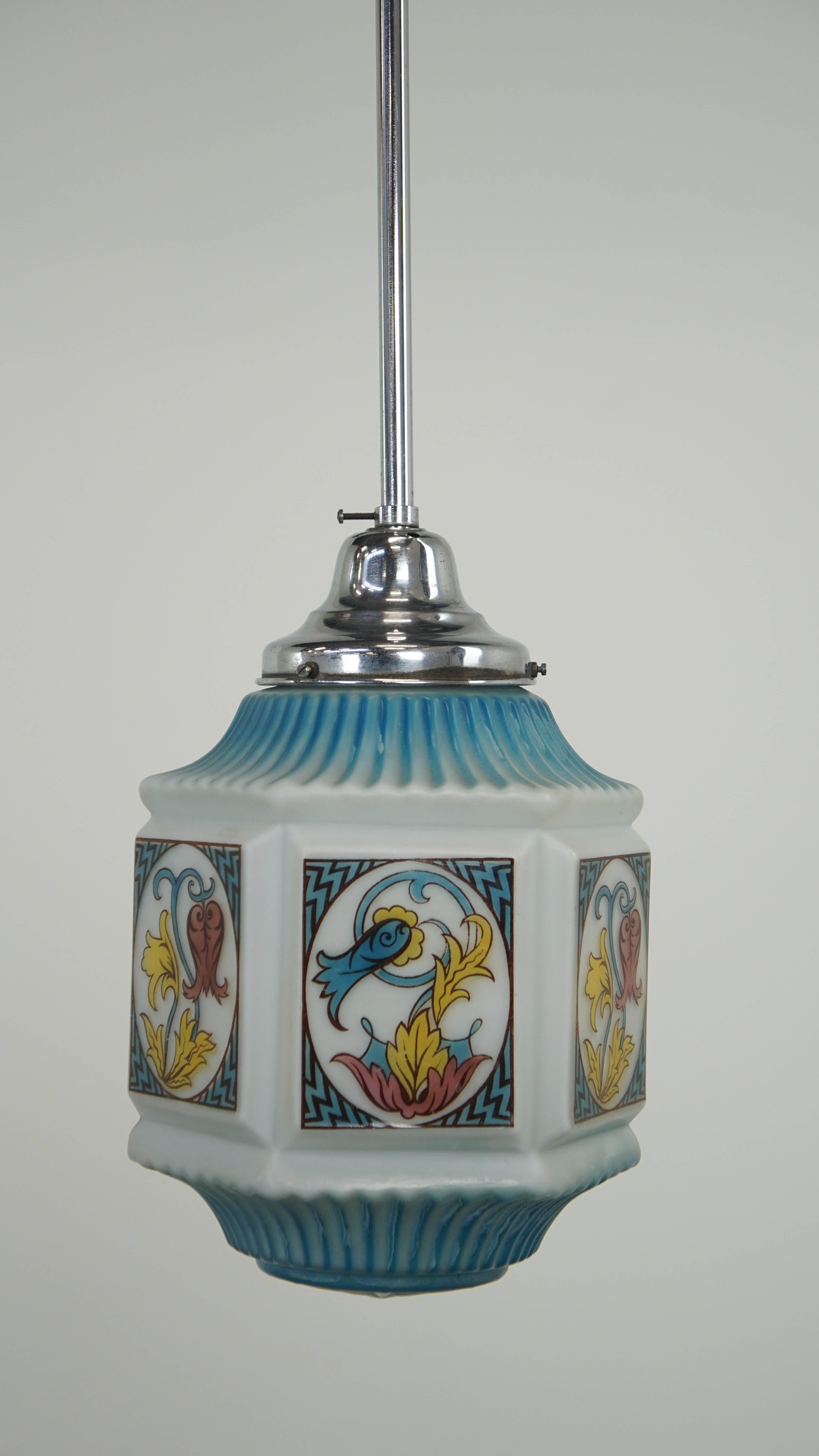 Lampada da soffitto Art Deco d'epoca prevalentemente blu con vetro splendidamente dipinto

Se vuoi mettere in risalto il tuo stile personale nei tuoi interni, l'illuminazione è sempre stata un modo perfetto per farlo. Le lampade sono disponibili in