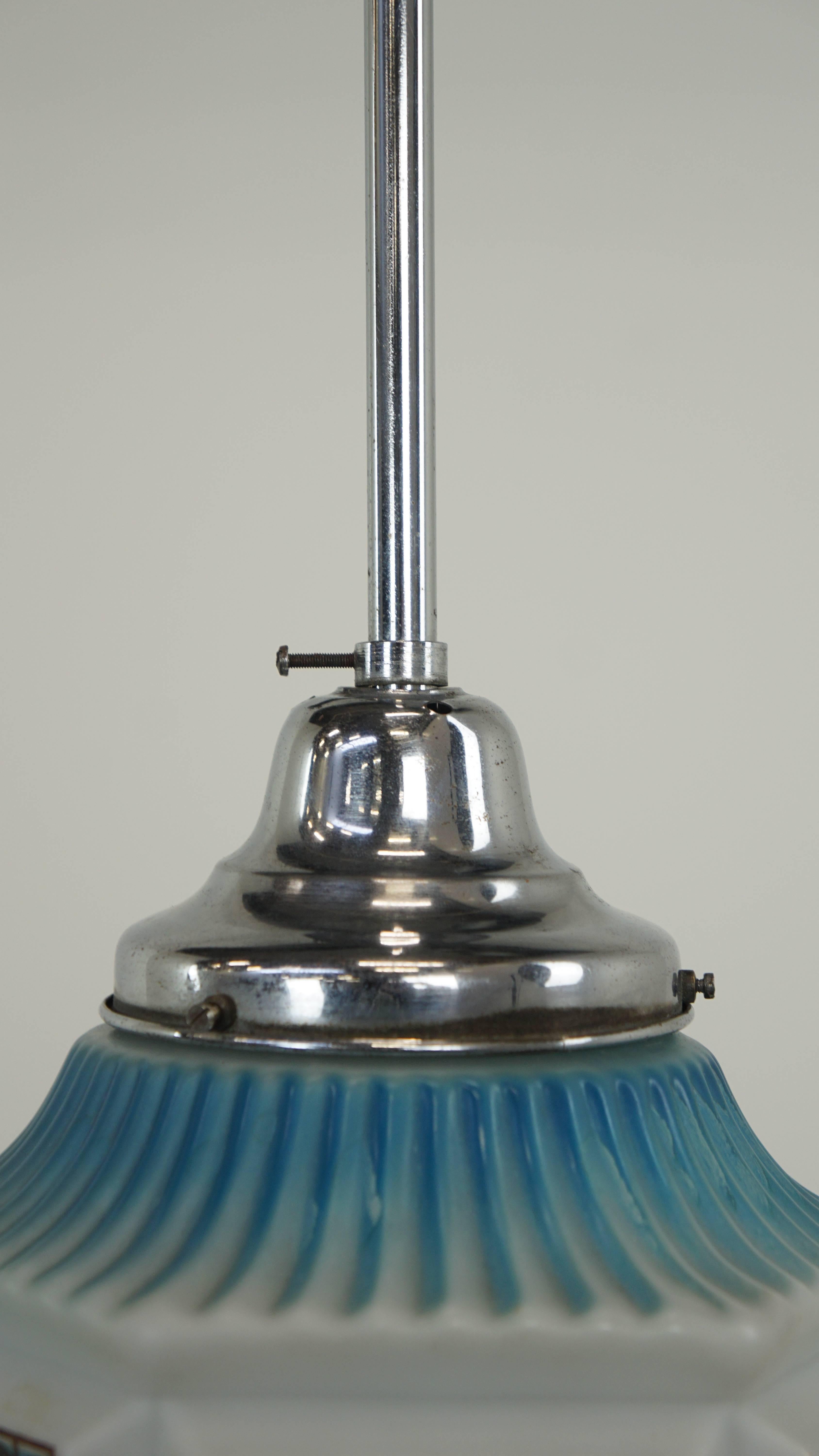 Fatto a mano Lampada a sospensione Art Deco d'epoca prevalentemente blu con vetro splendidamente dipinto in vendita
