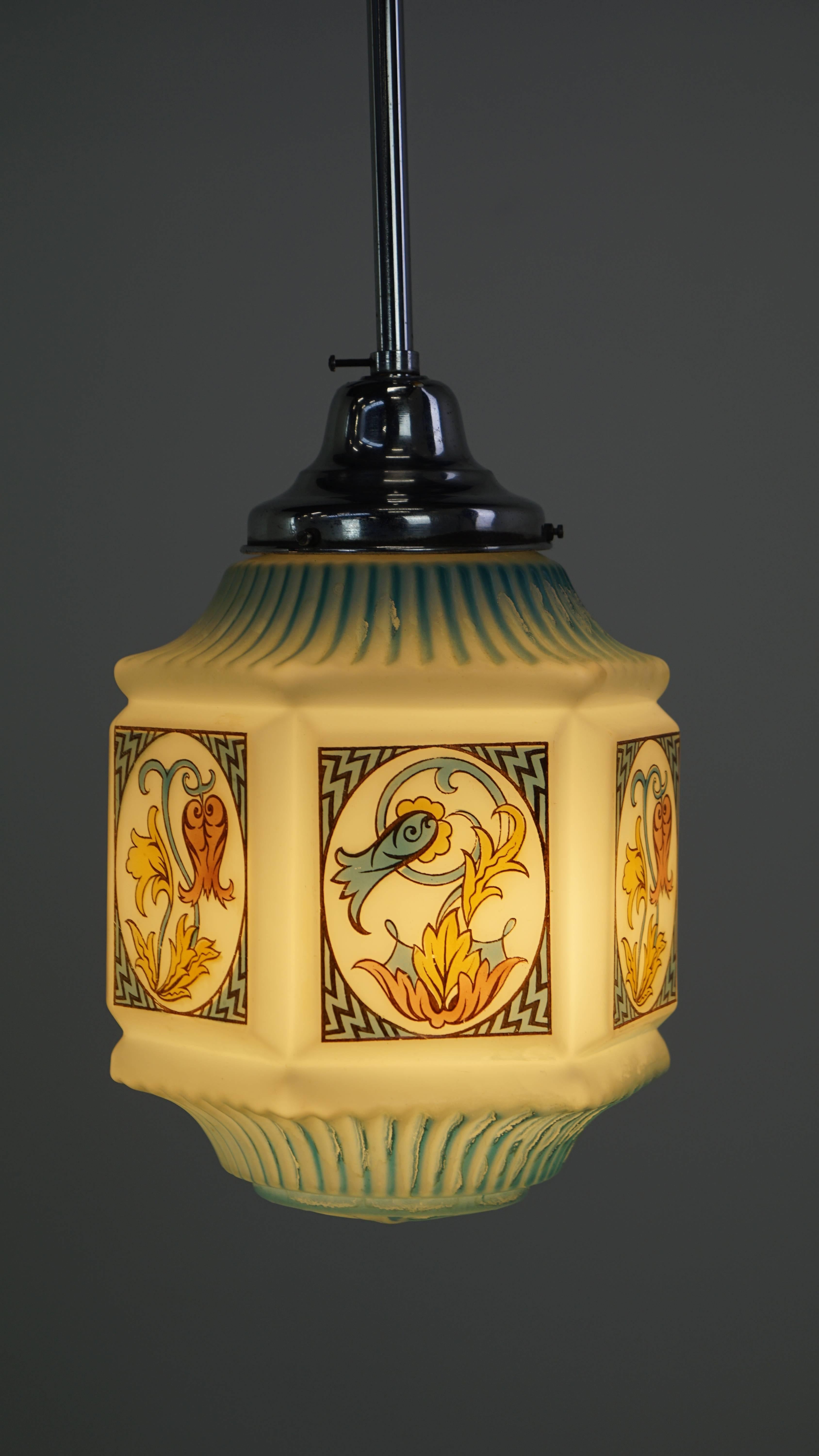 Lampada a sospensione Art Deco d'epoca prevalentemente blu con vetro splendidamente dipinto in vendita 1