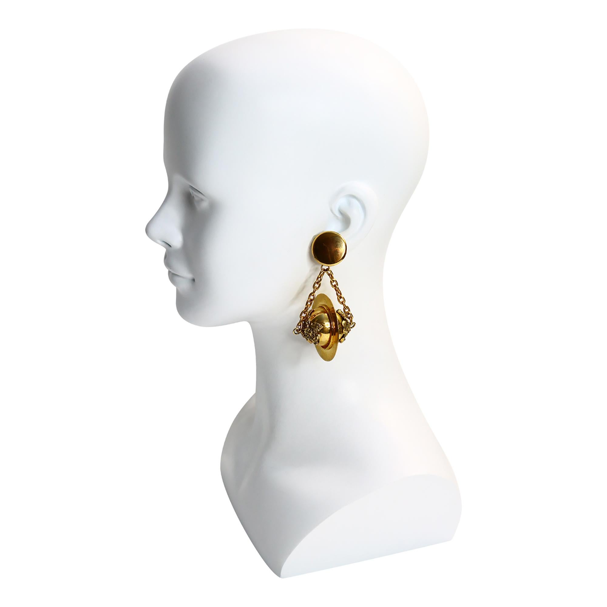 Pendientes colgantes vintage Premiere Etage Paris Globo en tono dorado, circa años 80 en Bueno estado para la venta en New York, NY