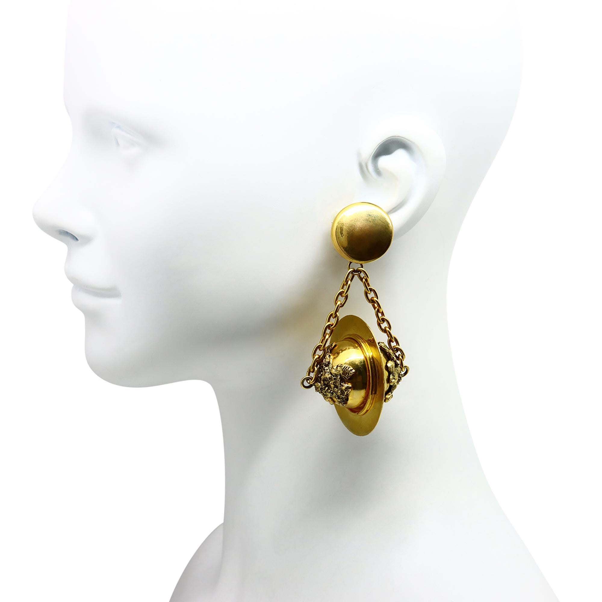 Femenino o masculino Pendientes colgantes vintage Premiere Etage Paris Globo en tono dorado, circa años 80 en venta