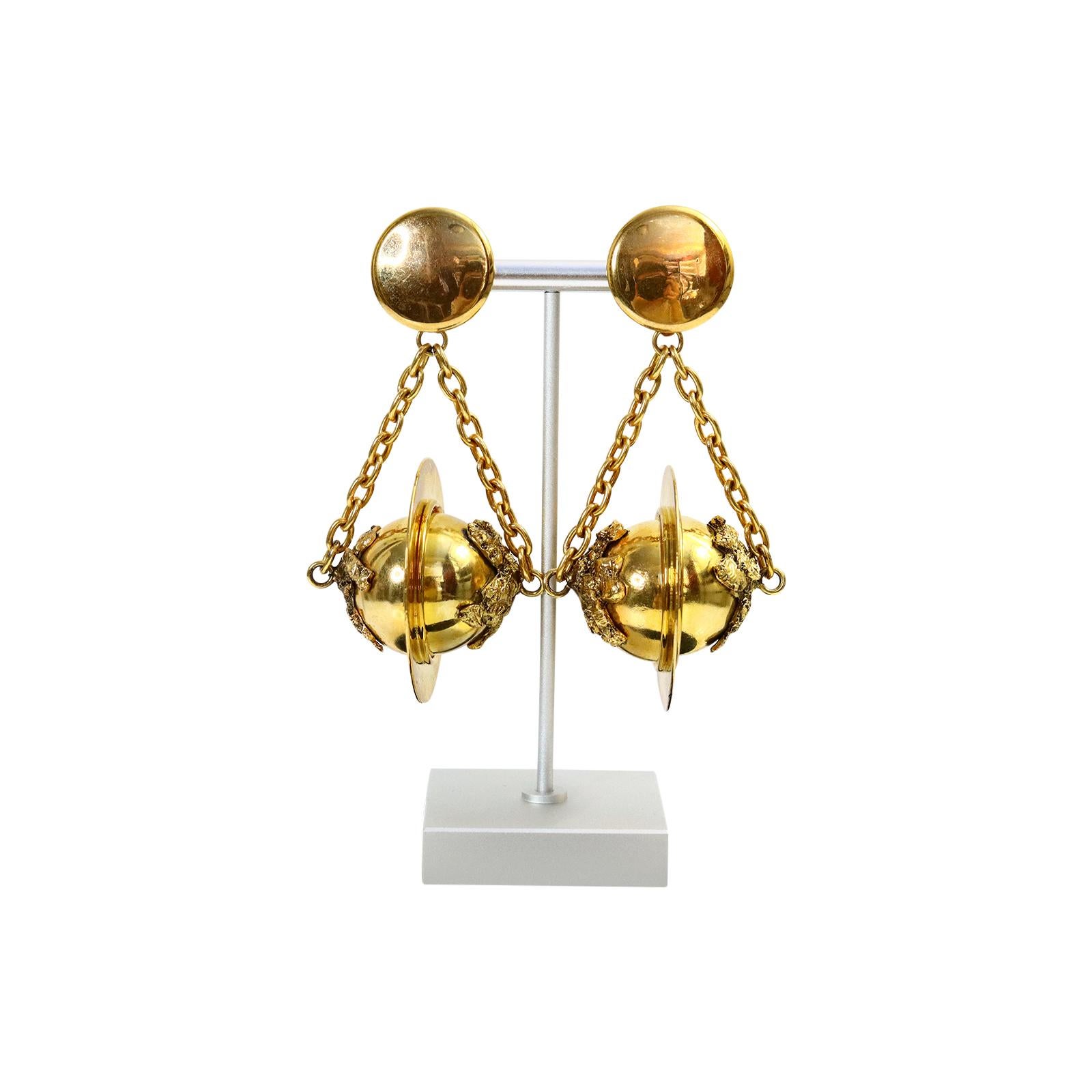 Vintage Premiere Etage Paris Dangling Gold Tone Globe Earrings, Circa 1980s In Good Condition For Sale In New York, NY