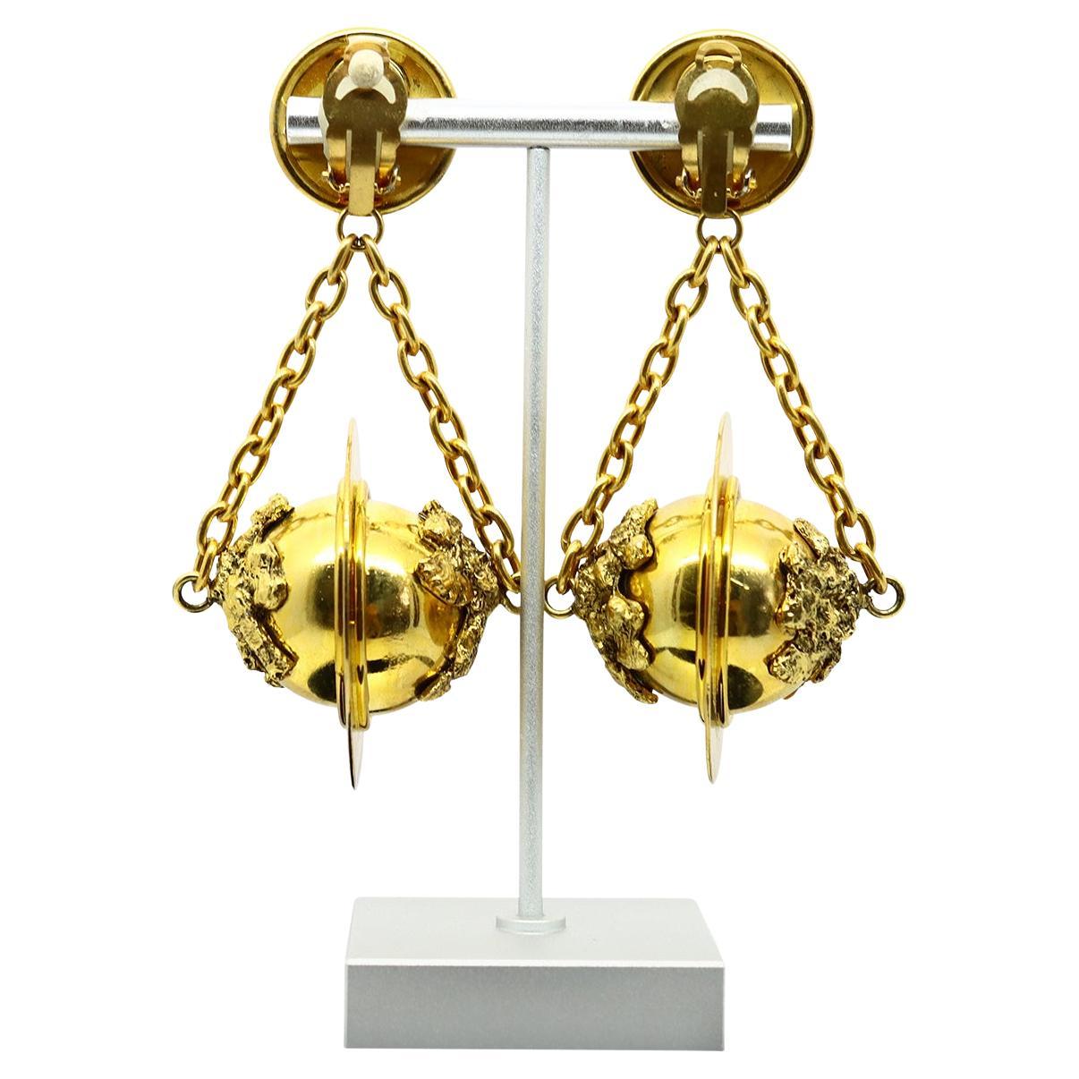 Vintage Premiere Etage Paris Dangling Gold Tone Globe Earrings, Circa 1980s For Sale 1