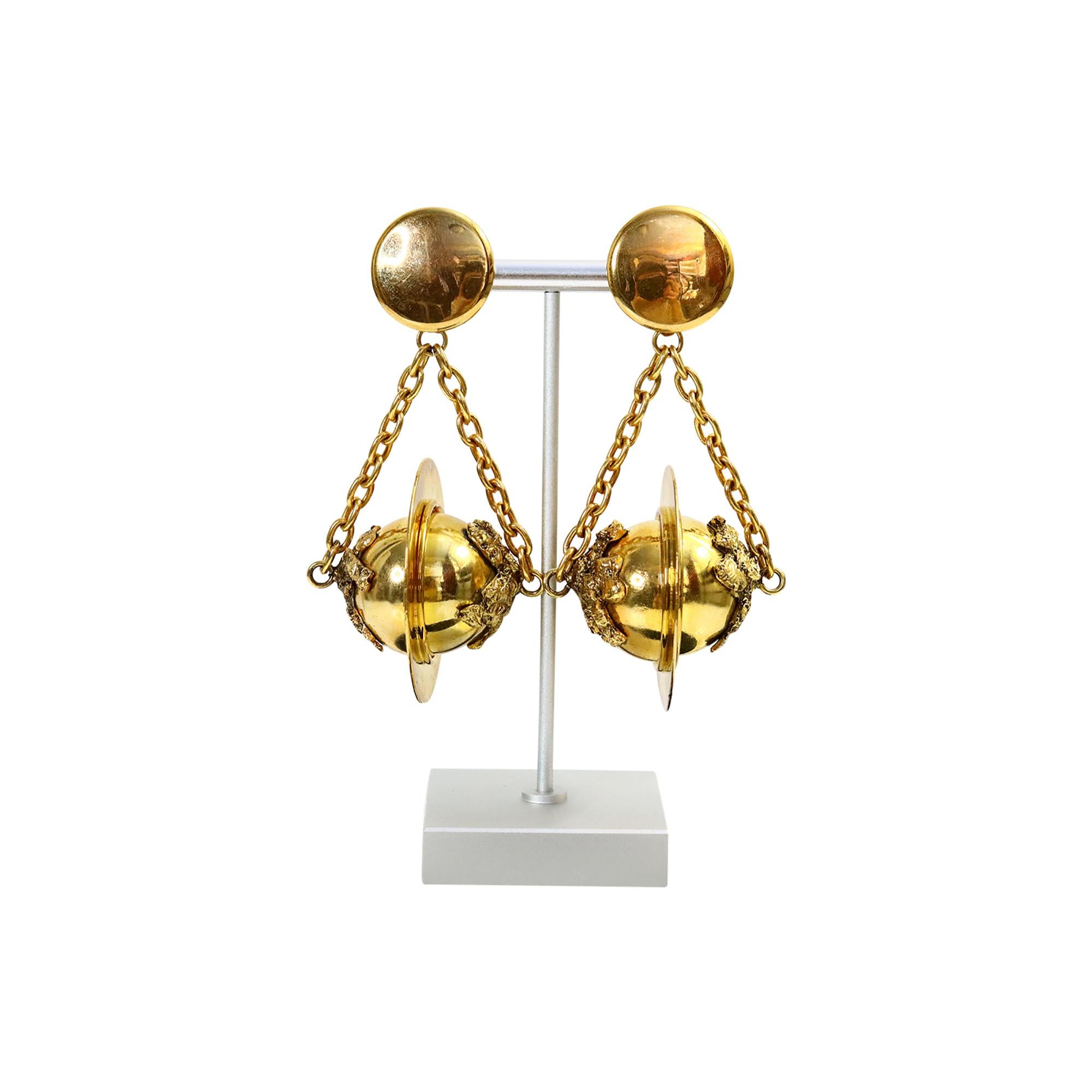 Pendientes colgantes vintage Premiere Etage Paris Globo en tono dorado, circa años 80 en venta 4