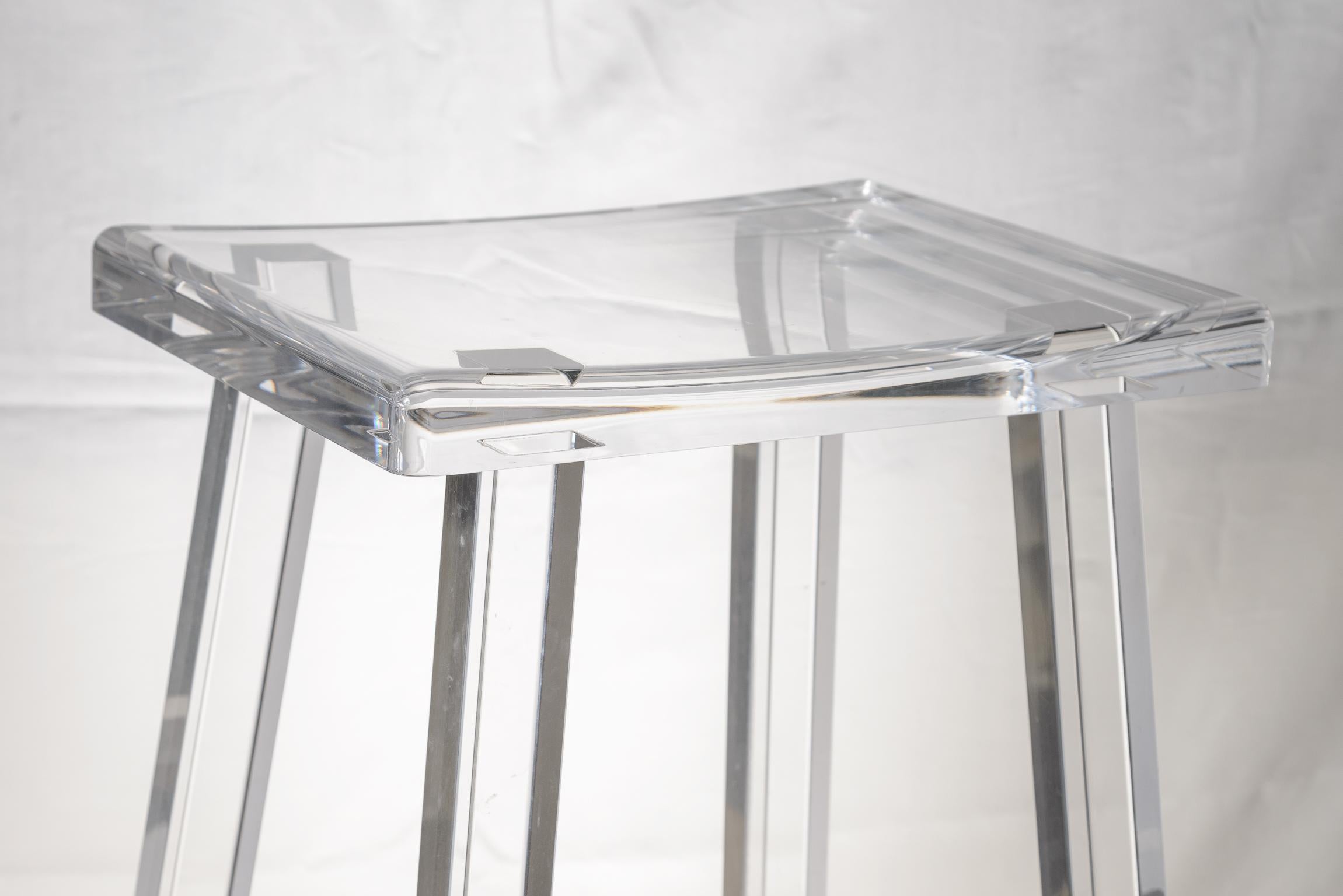 Jus tin,
Ce tabouret de comptoir vintage d'occasion Interlude en lucite et nickel.
Il s'agit du tabouret de comptoir Reva en  très lourd clair  Lucite  avec pieds en nickel poli en acier inoxydable.
Fabriqué par Interlude Home
Très bon état d'usage,