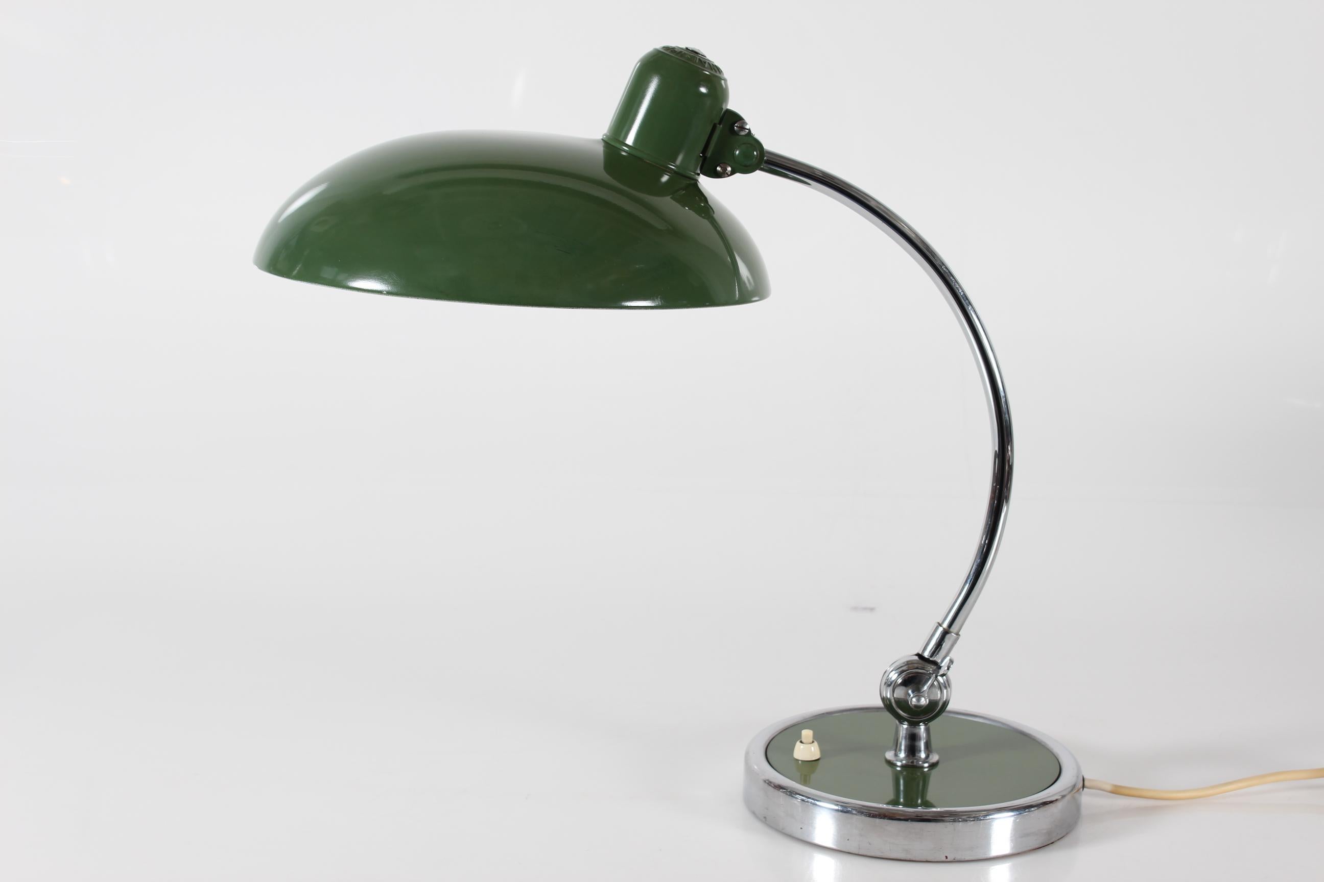 Lampe de table vintage originale President modèle no. 6631 conçue par l'artiste allemand du Bauhaus Christian Dell en 1926.
Cette lampe a été fabriquée dans les années 1930-1950 en métal chromé et en métal laqué vert. 
Le bras de la lampe est