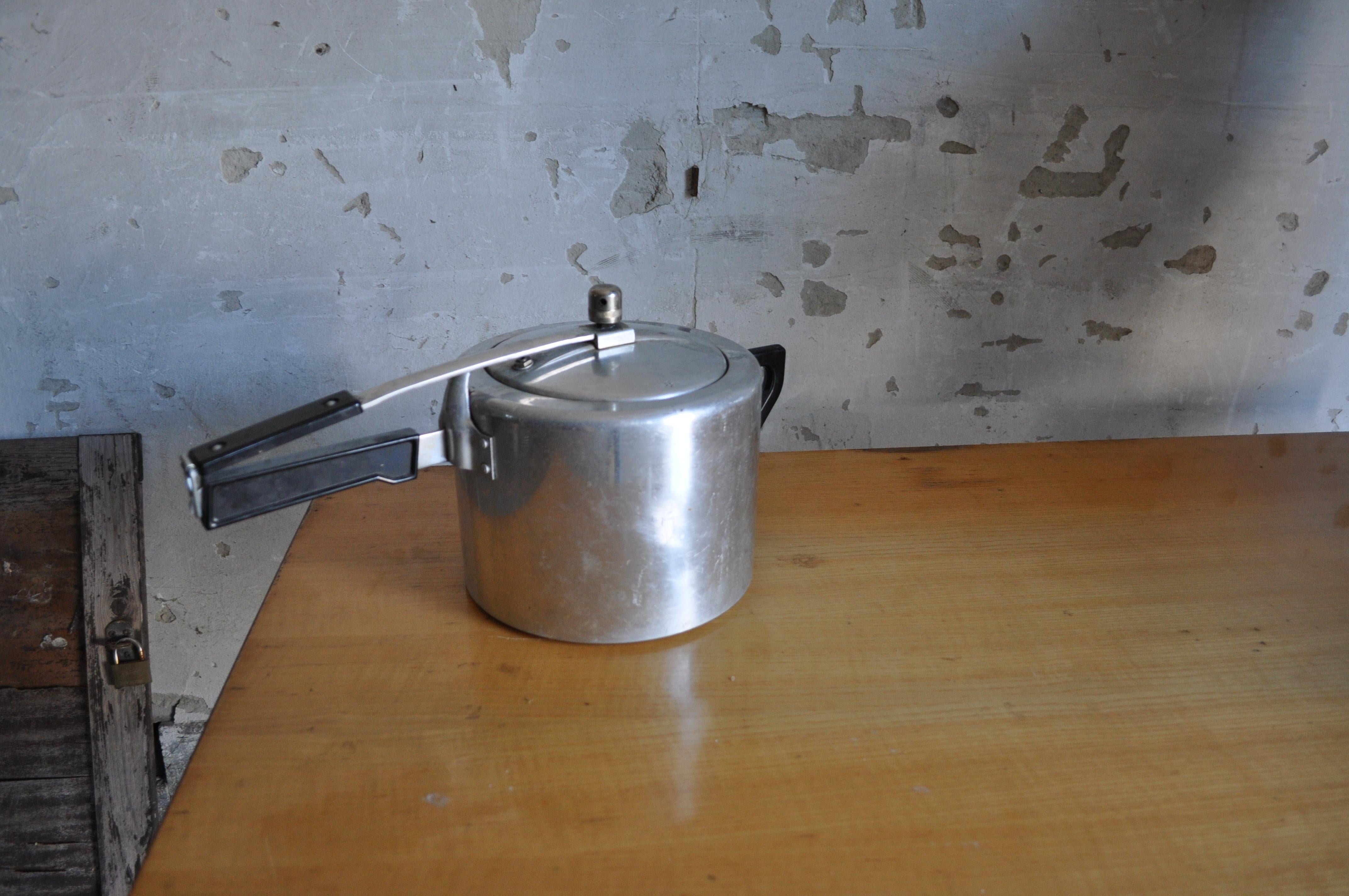 Vintage pressure cooker from Hungary .
Size: 47 x 19 H 27 D.