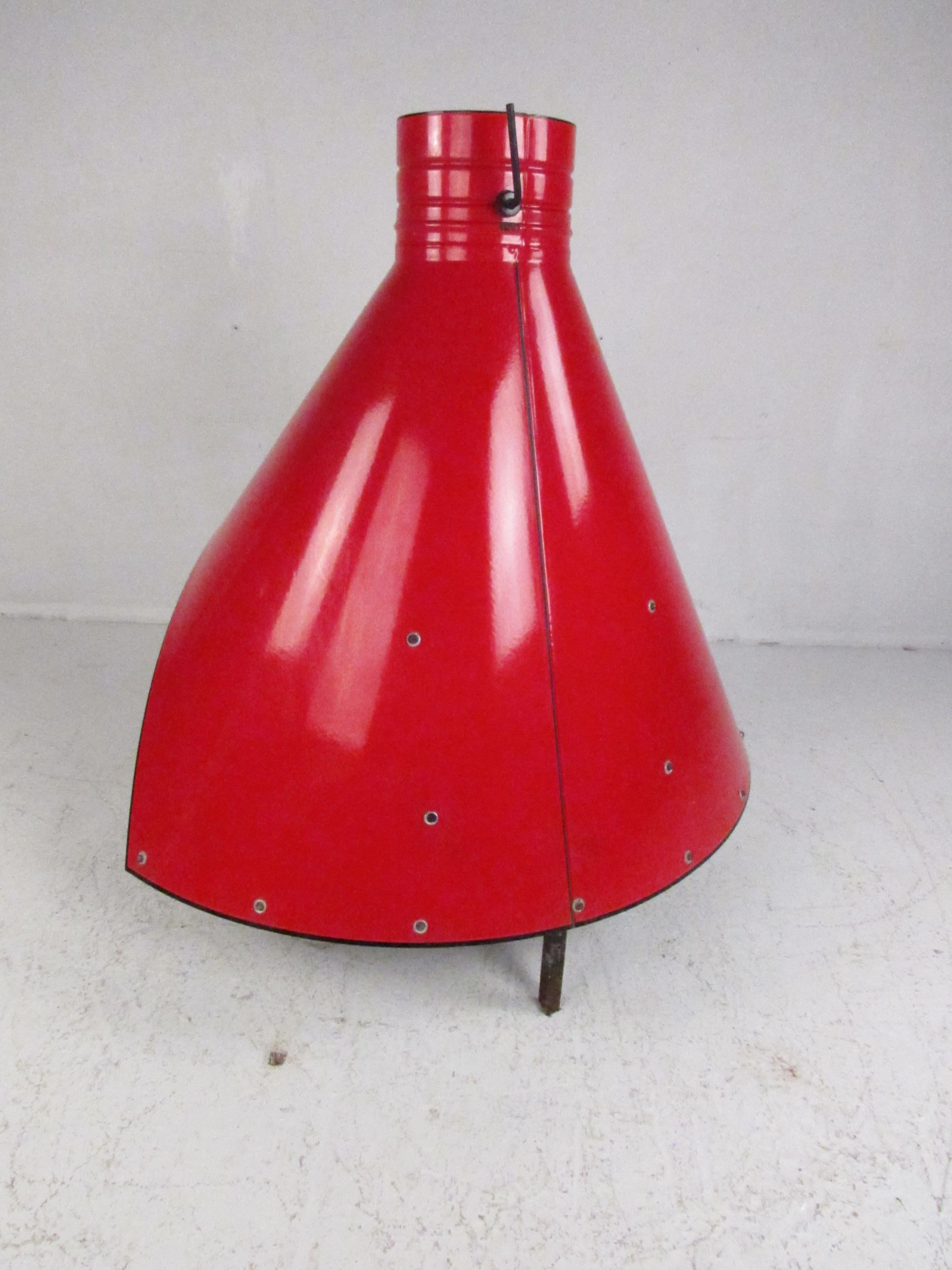 Vieille cheminée Preway Freestanding en porcelaine rouge Bon état à Brooklyn, NY