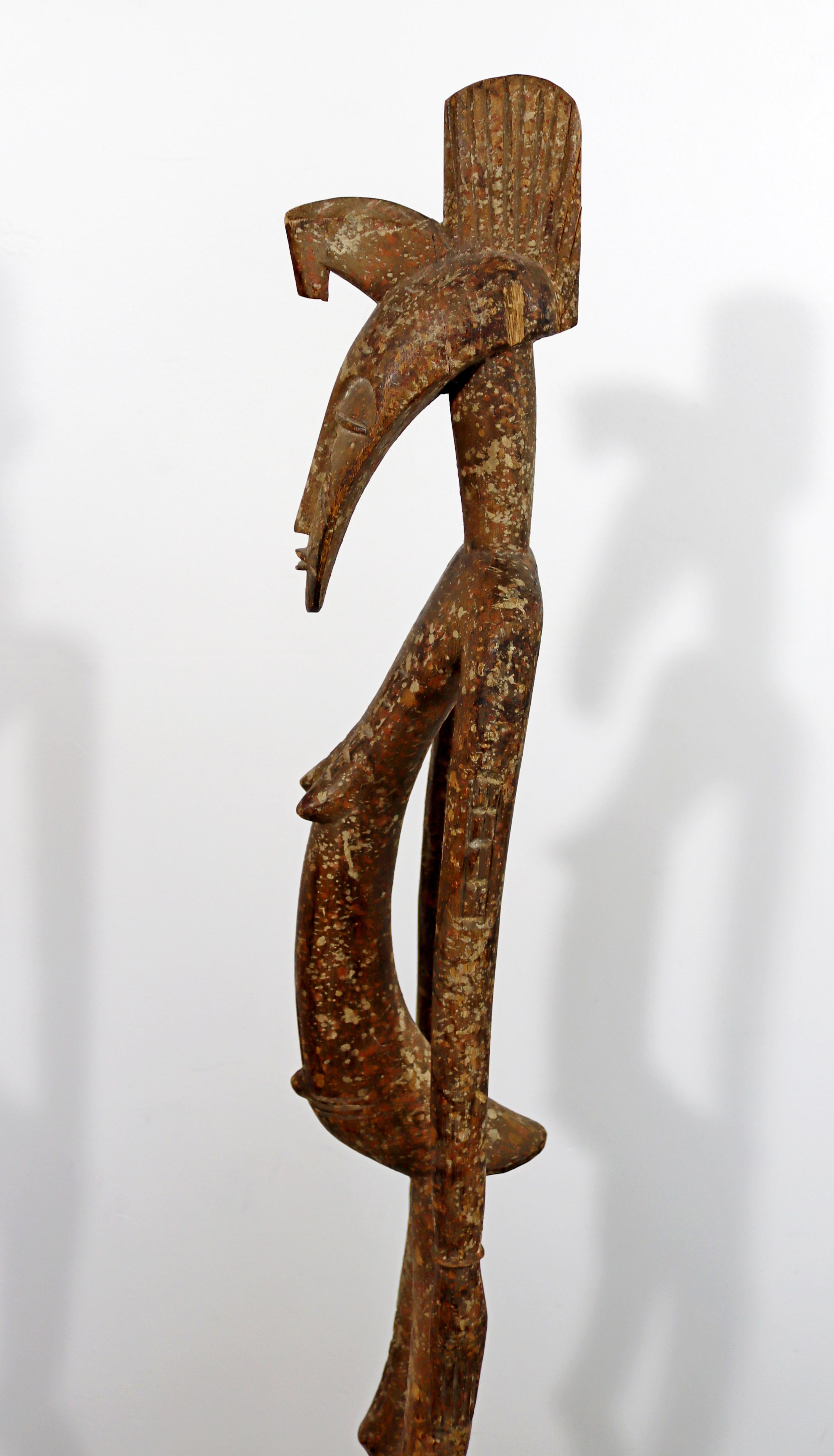 Vieille sculpture de sol en bois sculpté représentant une femme prégnante africaine de fertilité en vente 3