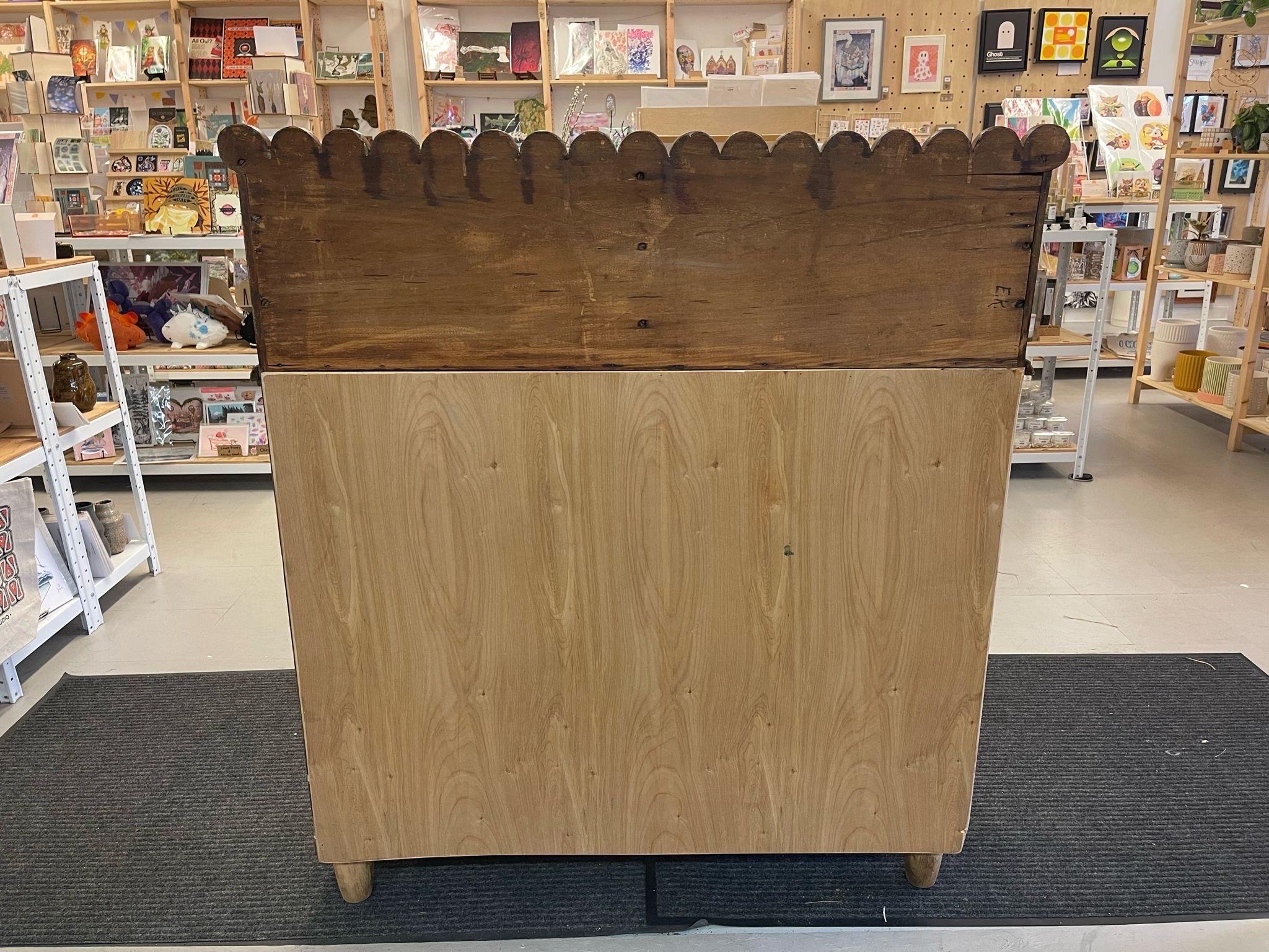 Vieille bibliothèque et meuble de rangement de style Arts and Craft primitif en bois sculpté en vente 6