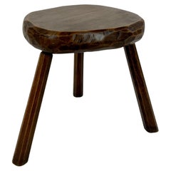 Vintage primitif brutaliste tabouret tripode en bois sculpté, France c.1950