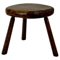 Sgabello primitivo brutalista d'epoca in legno intagliato a treppiede, Francia c.1950