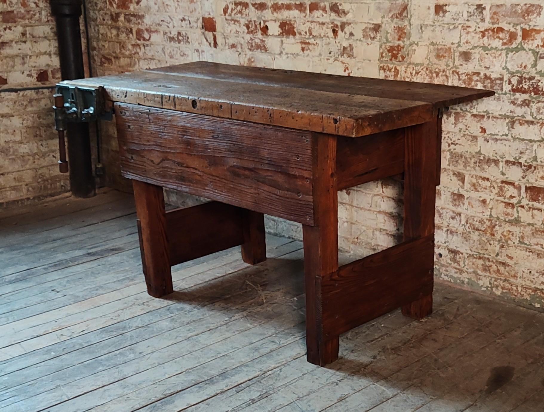 Vintage Primitive Carpenter's Workbench In Fair Condition In Oakville, CT