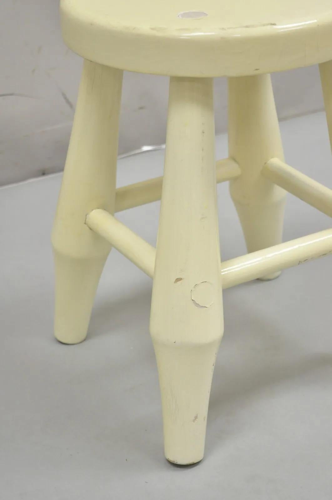 Primitive Moderner Holz-Milchhocker mit bauchigen Beinen und lackierter Lackierung (20. Jahrhundert) im Angebot