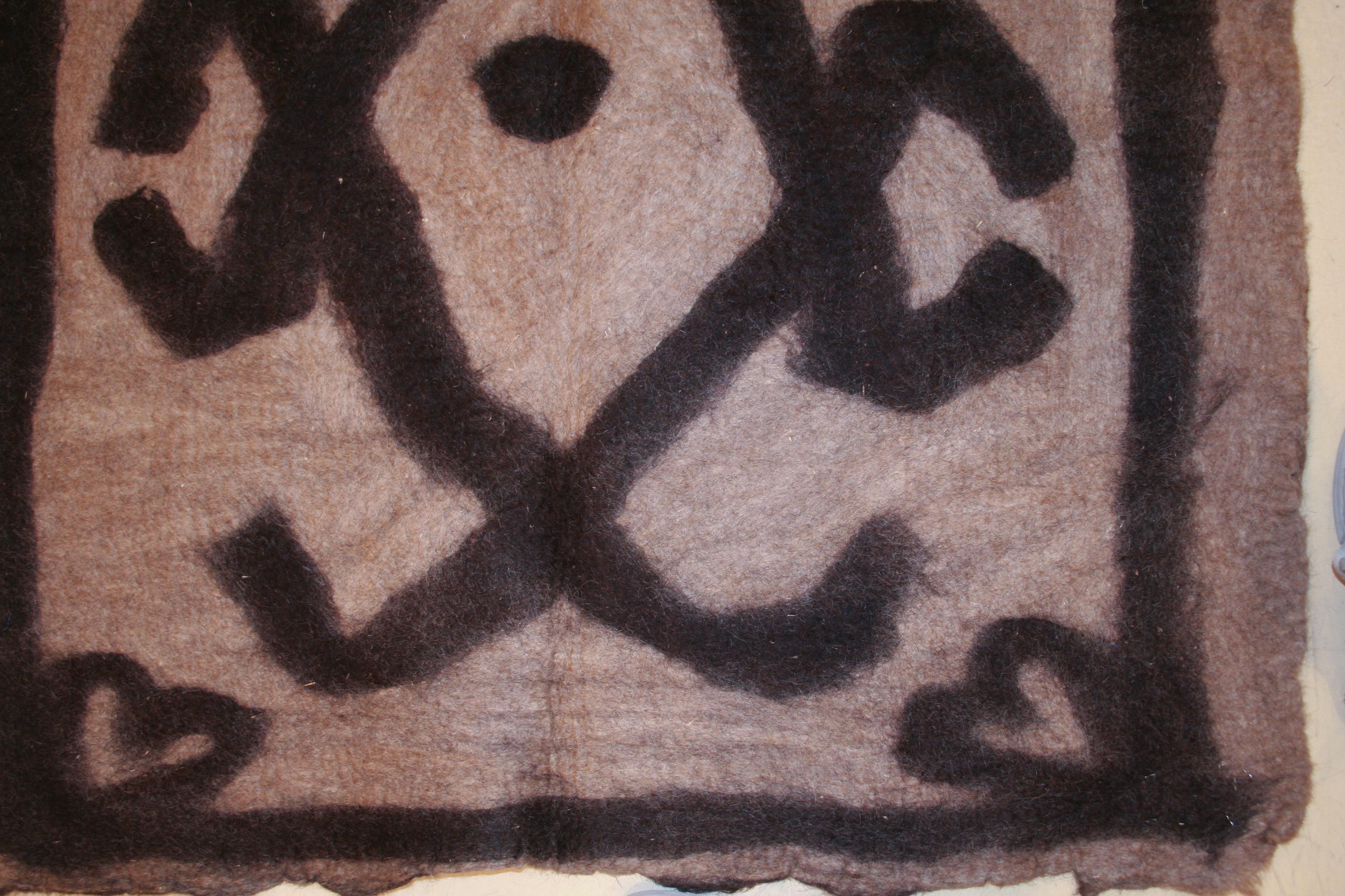 Modernistischer Stammesfilz-Teppich im Vintage-Stil (Stammeskunst) im Angebot