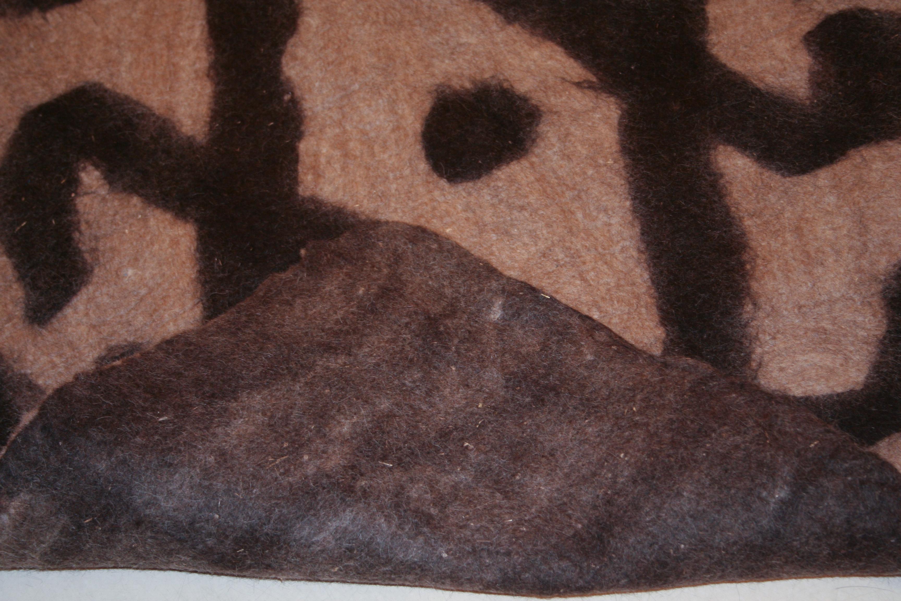 Modernistischer Stammesfilz-Teppich im Vintage-Stil (Handgefertigt) im Angebot