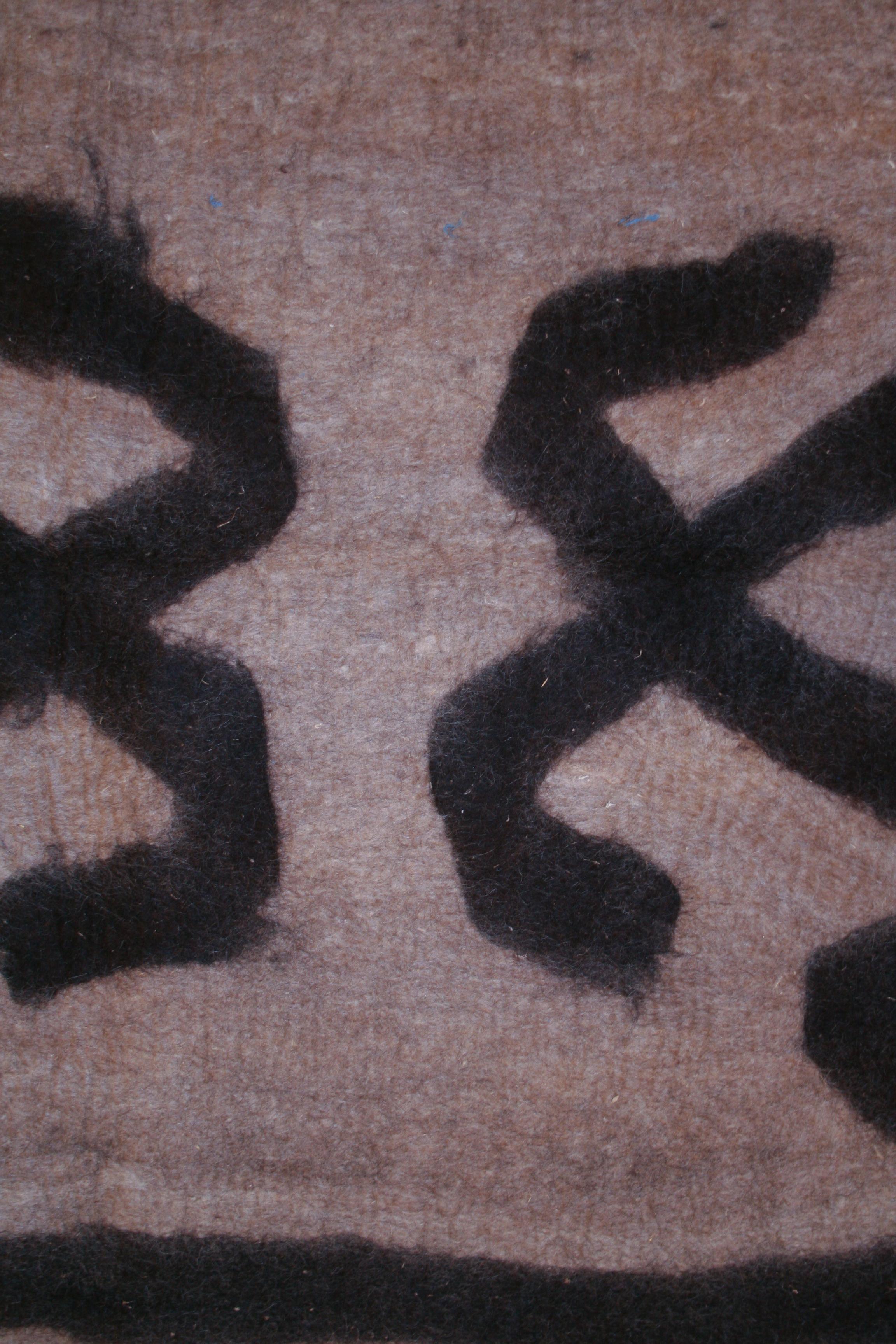 Tapis en feutre tribal moderniste vintage Bon état - En vente à Milan, IT