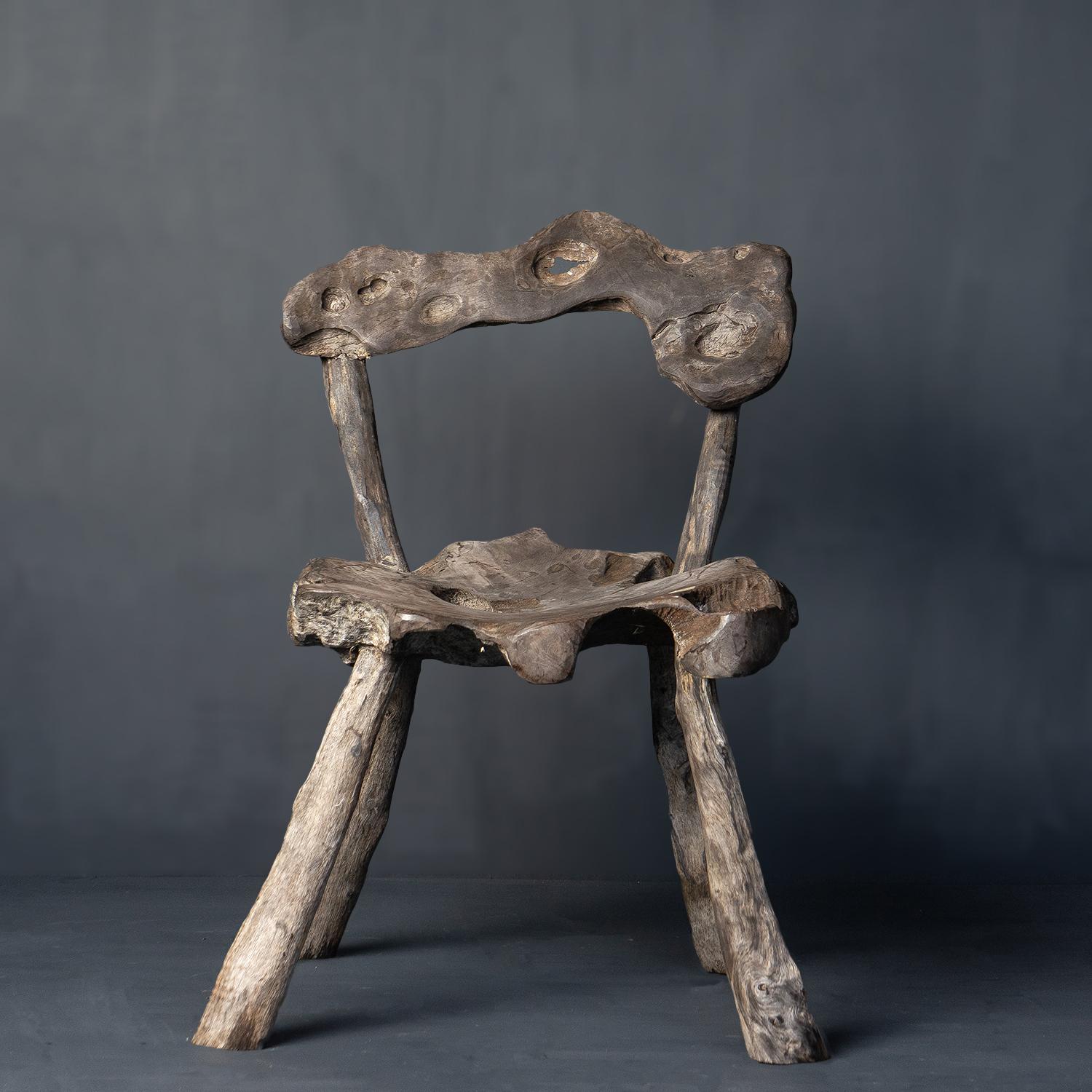 Chaise rustique vintage.

Fabriquée à partir de morceaux de bois de fer de Bornéo (Eusideroxylon Zwageri) assemblés dans leurs formes les plus naturalistes pour créer une chaise de style grotte.

Peut être utilisé à l'intérieur ou à