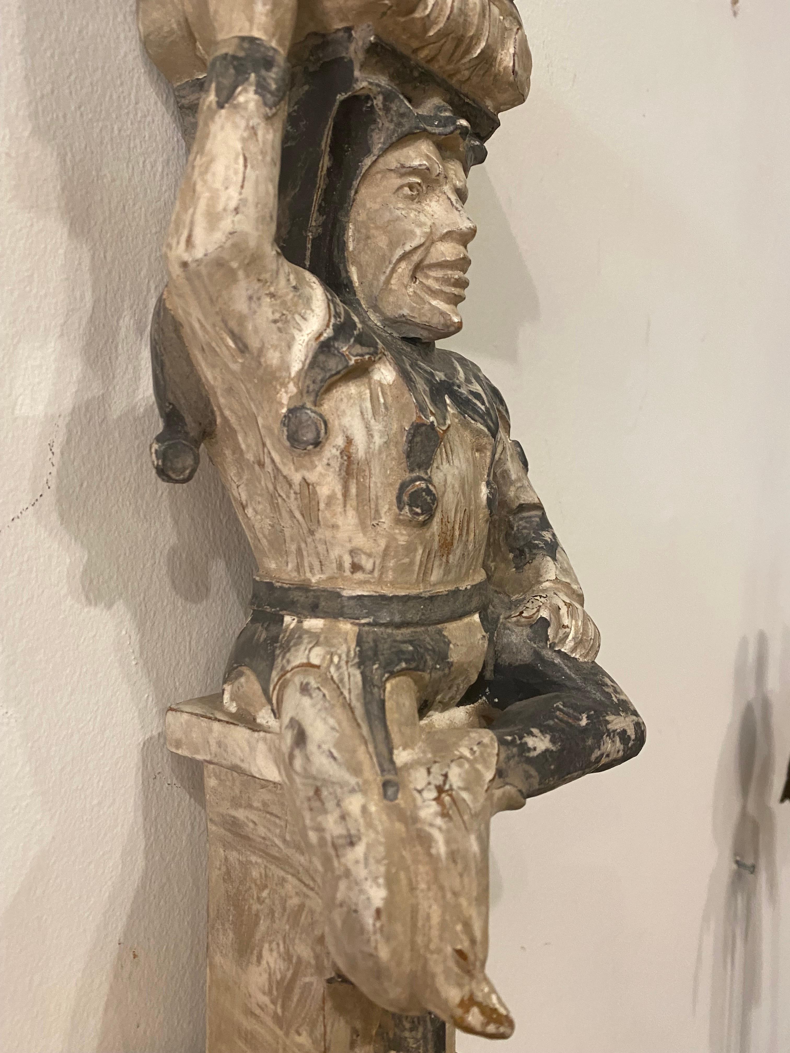 Paire d'appliques murales anciennes primitives en bois Jester Corbel avec peinture à écailles d'origine en vente 5