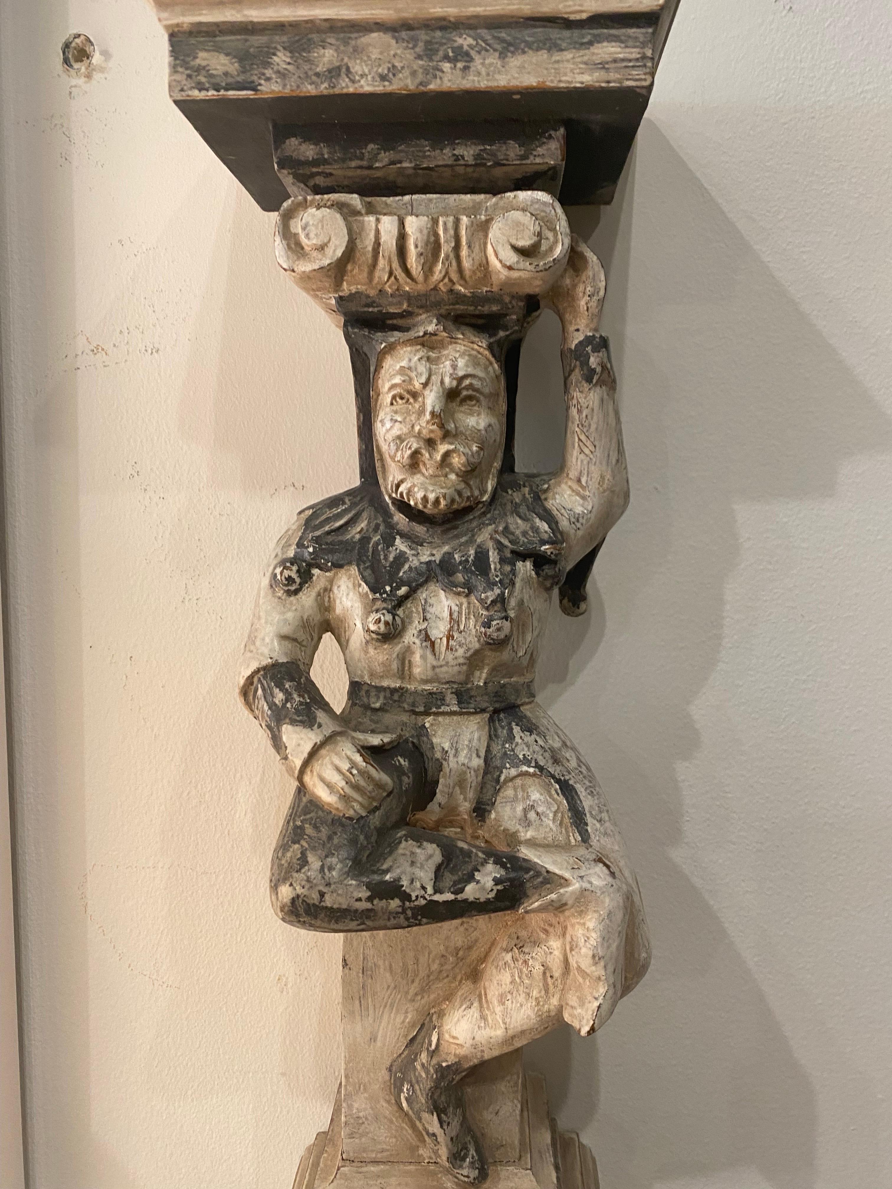Bois Paire d'appliques murales anciennes primitives en bois Jester Corbel avec peinture à écailles d'origine en vente