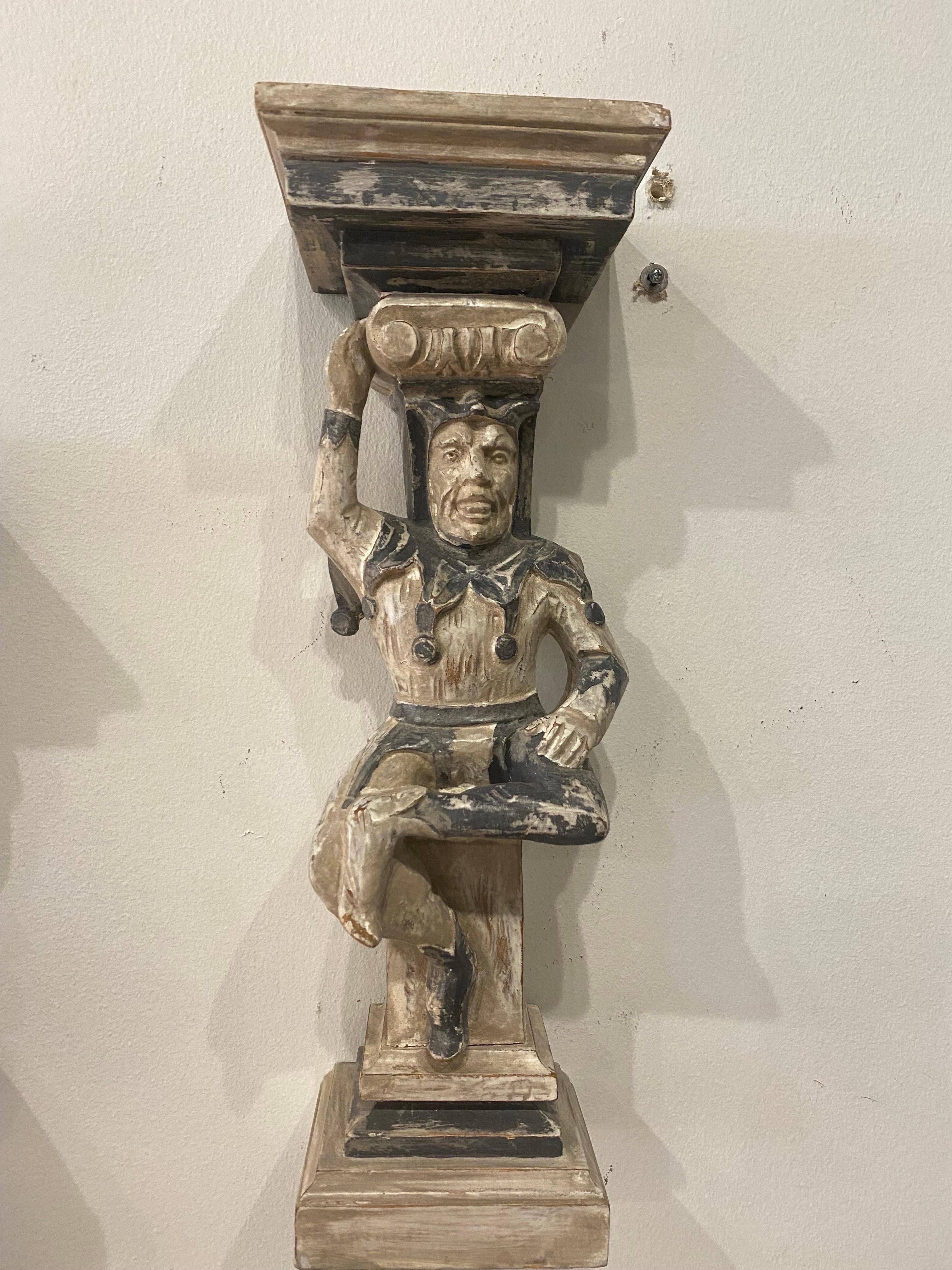Paire d'appliques murales anciennes primitives en bois Jester Corbel avec peinture à écailles d'origine en vente 2