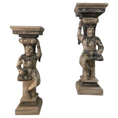 Paire d'appliques murales anciennes primitives en bois Jester Corbel avec peinture à écailles d'origine