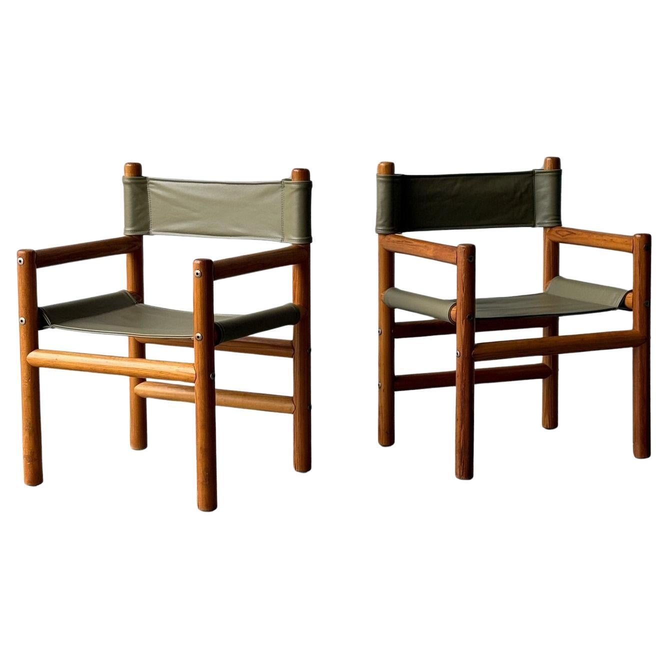 Paire de chaises primitives en pin et cuir - une paire