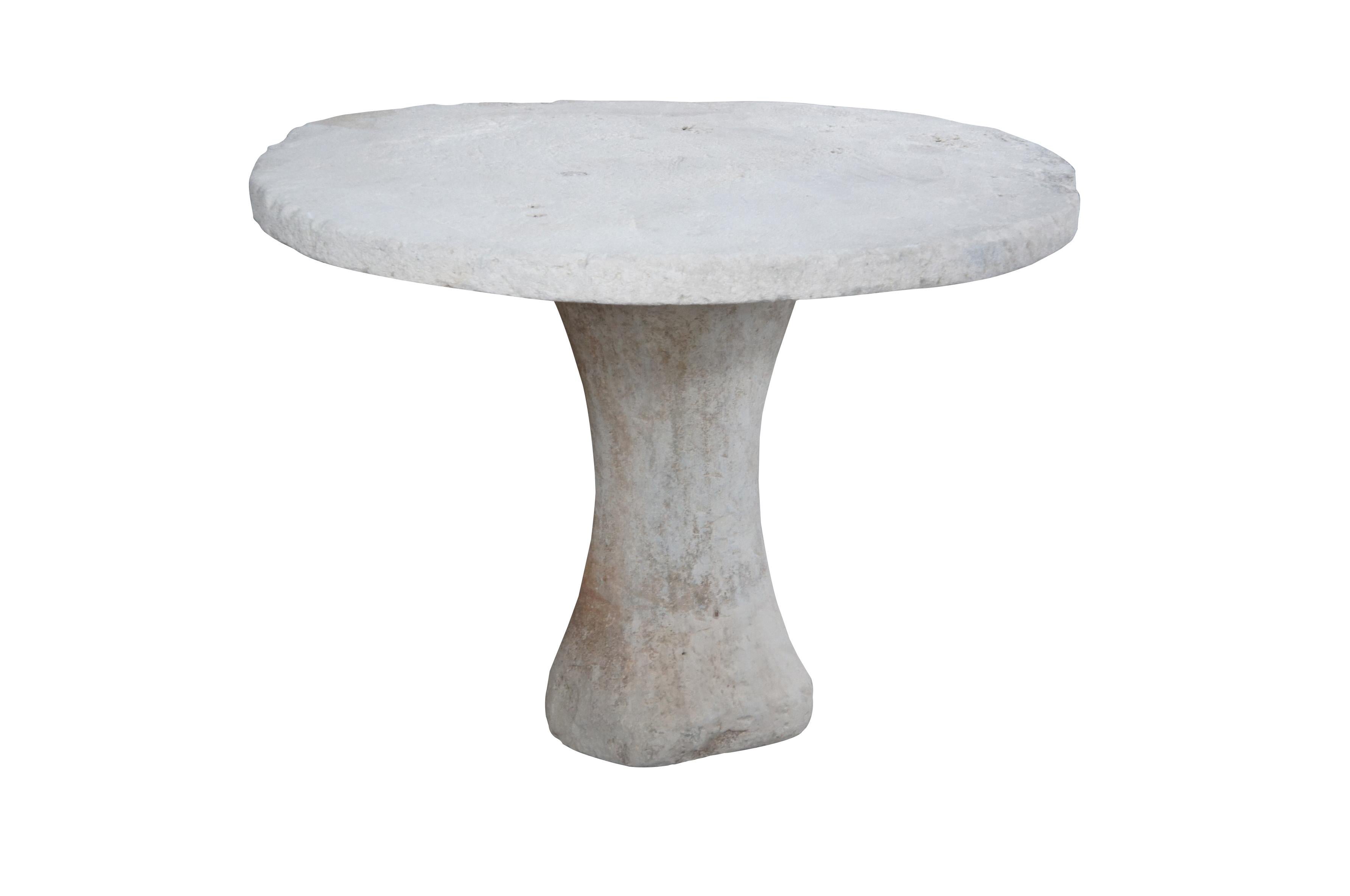 Vintage Primitive Round Porous Stone Breakfast Dining Patio Center Entry Table 4 In Good Condition In Dayton, OH