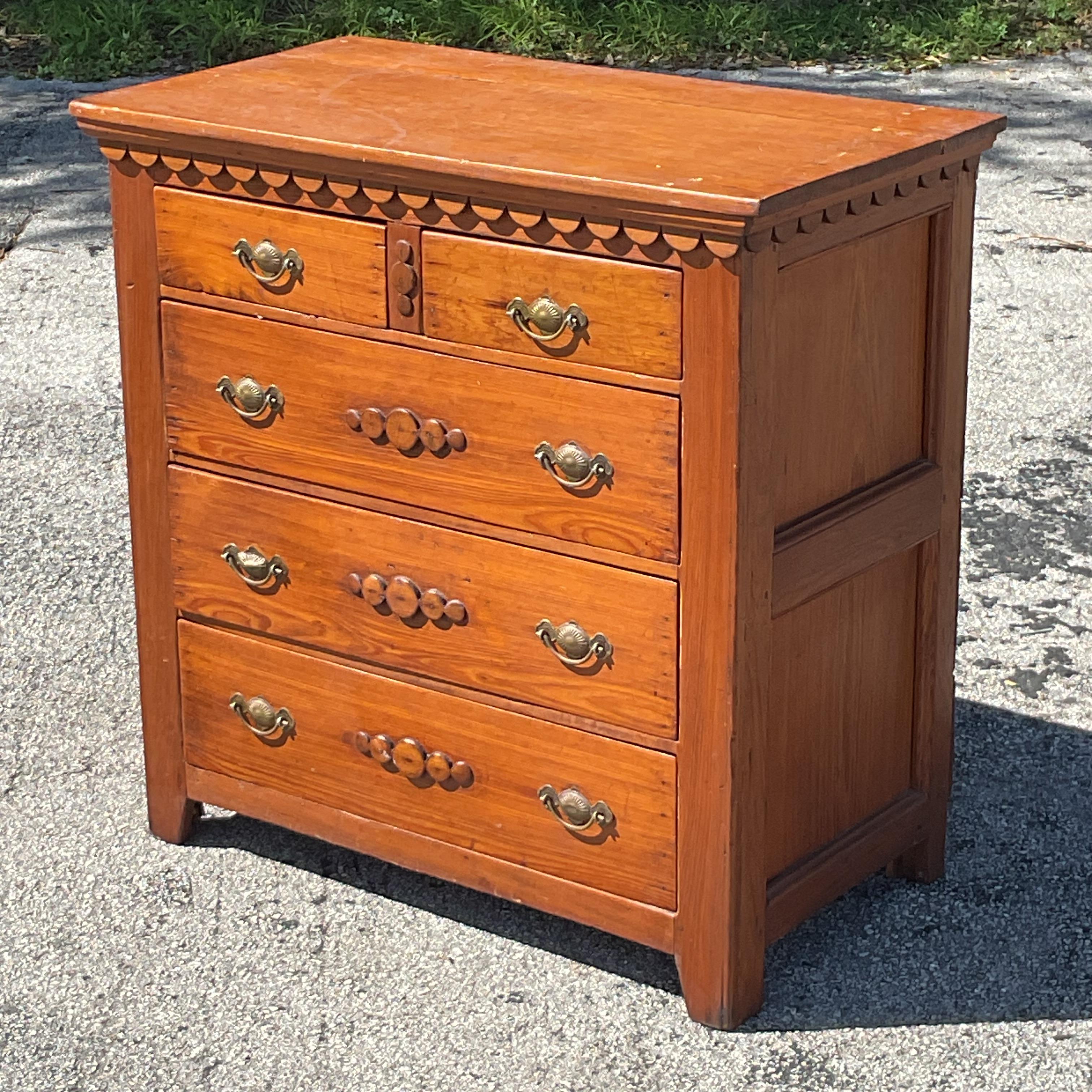 Aggiungi un tocco di fascino senza tempo al tuo spazio con questa cassettiera smerlata vintage primitiva. Caratterizzato da splendidi bordi smerlati e da una finitura naturalmente affilata, questo pezzo cattura l'eleganza e il carattere rustico.