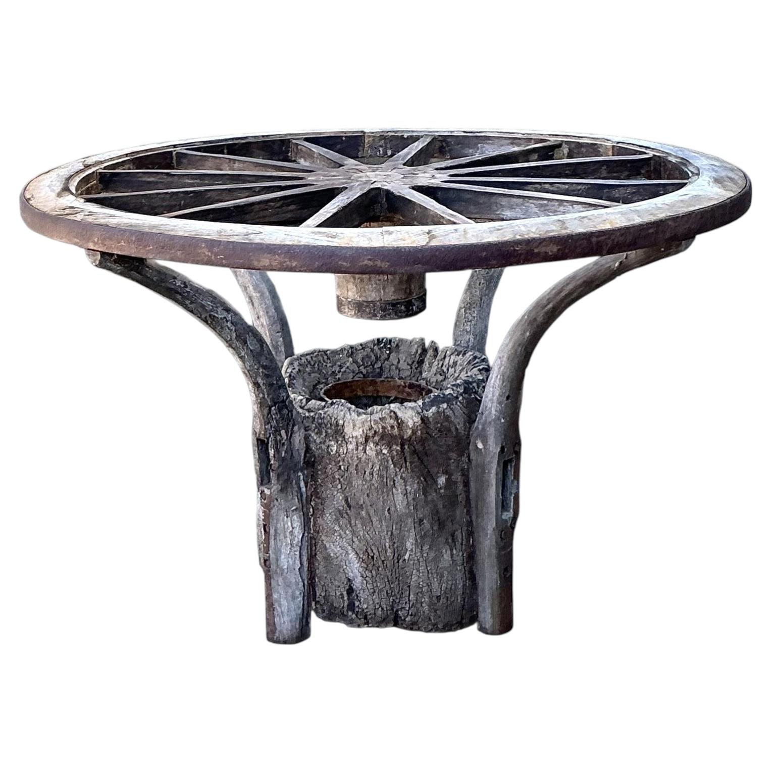 Vintage Primitive Wagon Wheel Dining Table Pedestal en vente