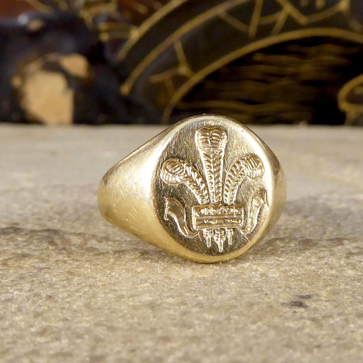 Dieser Vintage-Ring wird in der Regel von Männern als Siegel getragen, kann aber auch von Frauen als Unisex-Stück getragen werden. Er fühlt sich so hochwertig an und wird normalerweise am kleinen Finger getragen. Dieser Siegelring zeigt ein Prince
