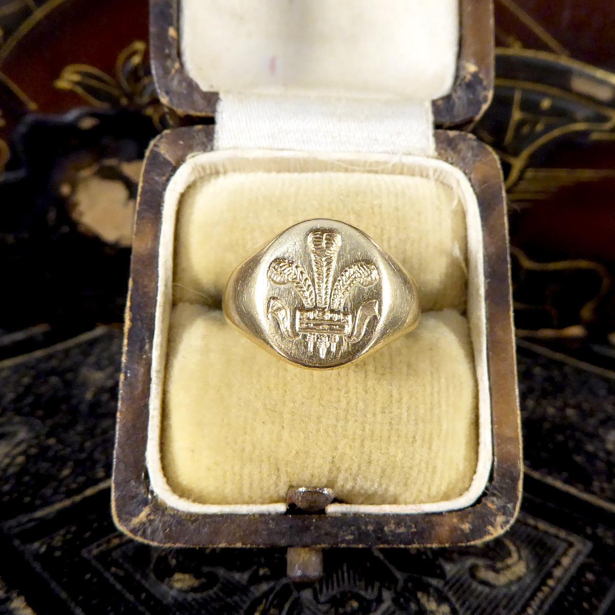 Vintage Prince of Wales Feathers Engraved Signet Ring in Yellow Gold 1