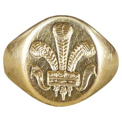 Retro Prince of Wales Feathers Engraved Signet Ring in Yellow Gold