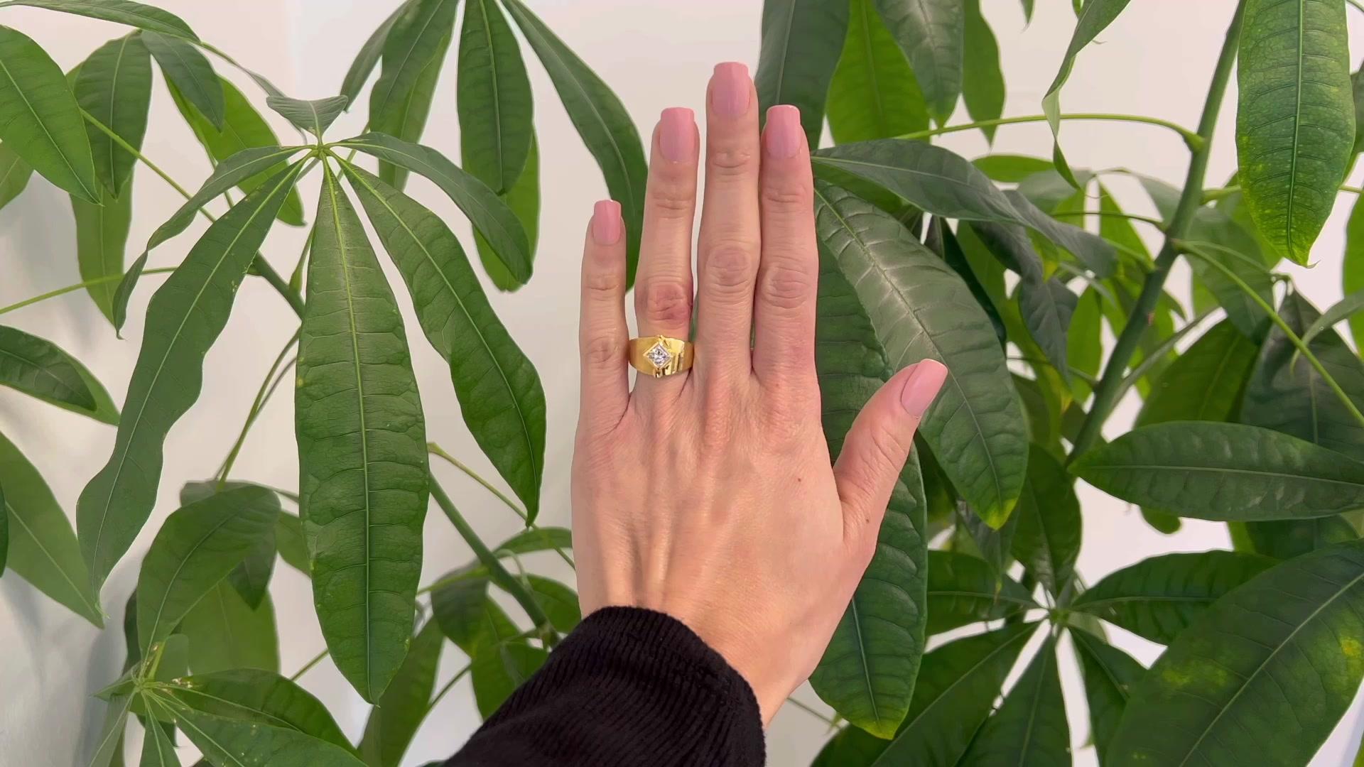 Ein Vintage Princess Cut Diamond 18 Karat Gelbgold Solitär Ring. Mit einem Diamanten im Prinzessschliff mit einem Gewicht von ca. 0,90 Karat, Farbe H, Reinheit SI2. Gefertigt aus 18 Karat Gelbgold. Circa 1990. Der Ring hat die Größe 5 3/4 und kann