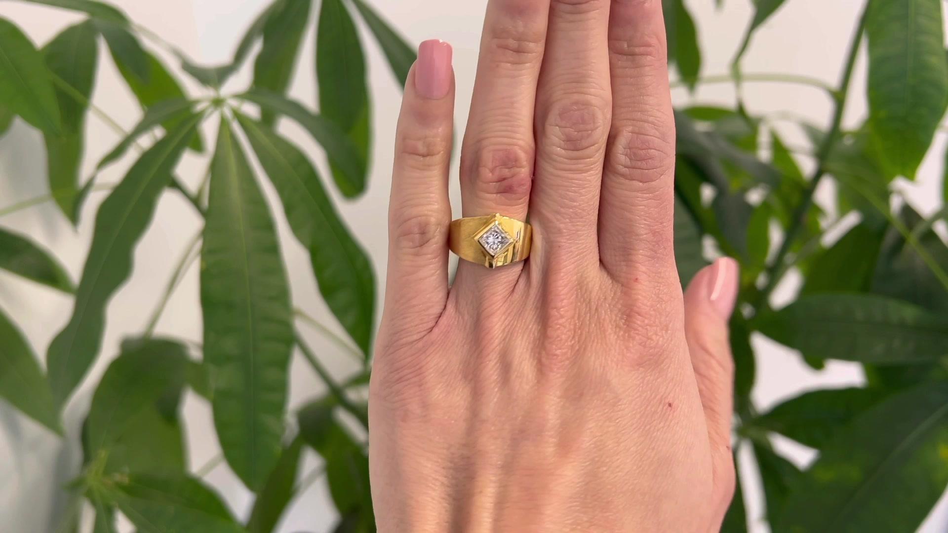 Solitär-Ring aus 18 Karat Gelbgold mit Diamant im Prinzessinnenschliff (Carréschliff)