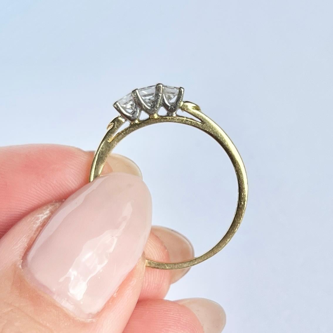 Dreisteiniger Vintage-Ring aus 18 Karat Gold mit Diamanten im Prinzessinnenschliff (Carréschliff) im Angebot
