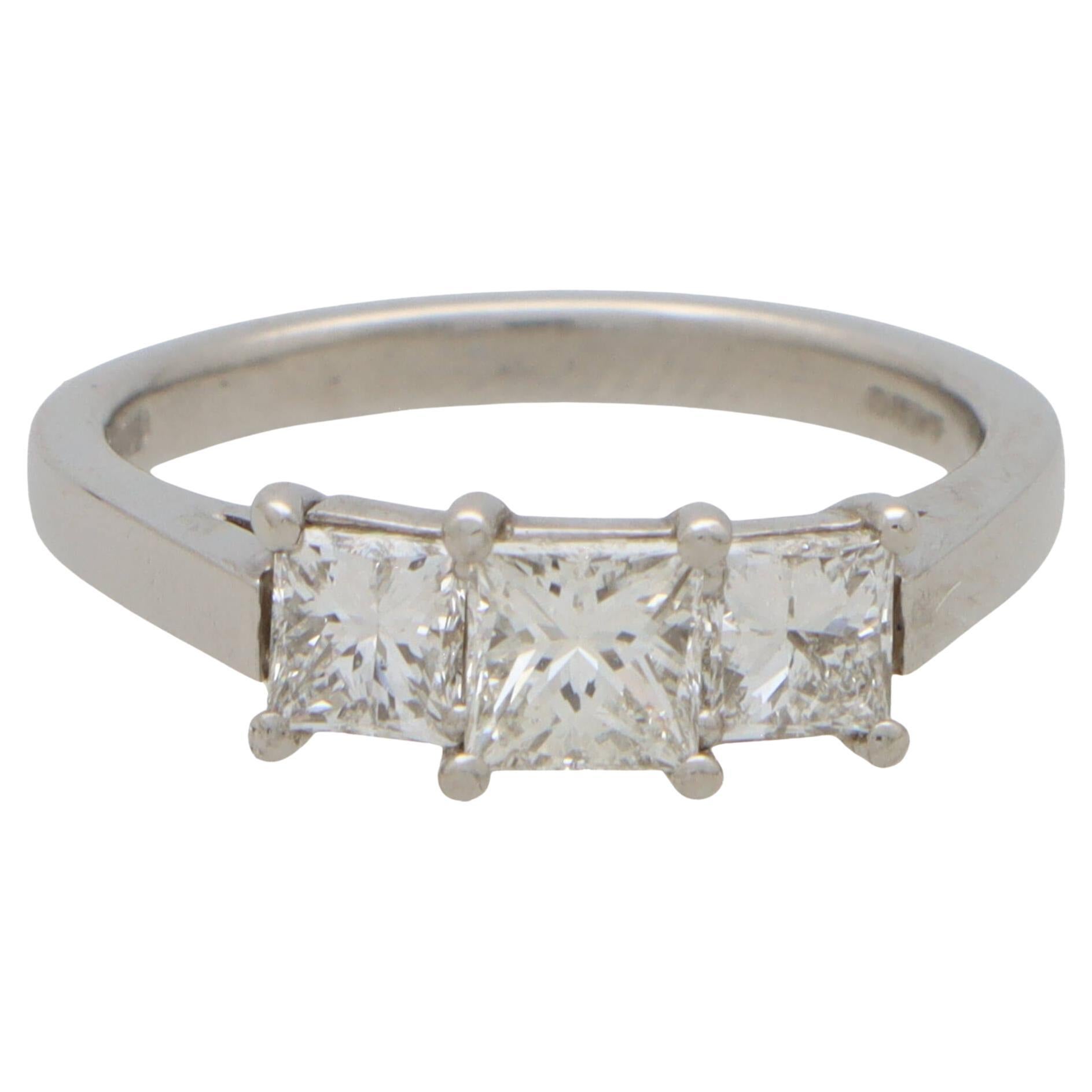 Bague vintage à trois pierres en or blanc 18 carats et diamant taille Princesse en vente