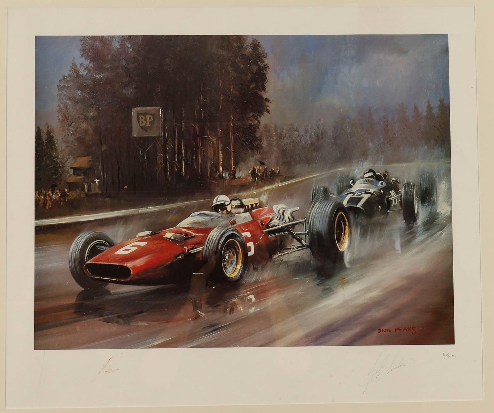 Dies ist ein Dion Pears Original Farbdruck in limitierter Auflage, vom Künstler signiert, nummeriert 14/500 und zusätzlich vom Fahrer John Surtees signiert, datiert 1966.

Es zeigt John Surtees in seinem Ferrari 312 vor Jochen Rindt beim Großen