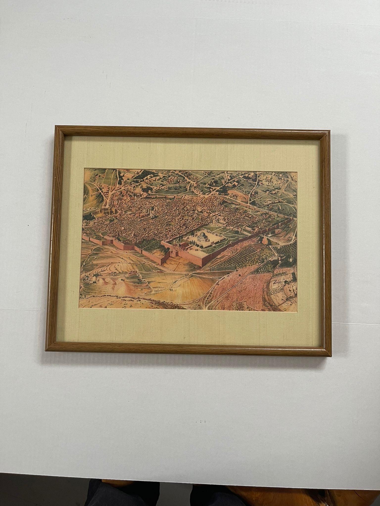 Impression historique d'une peinture à l'huile originale réalisée par le Père & R. Stegmiller à Jérusalem en 1928. Principalement des tons rouges et jaunes, comme sur la photo. Vintage Condition Consistent with Age as Pictured.

Dimensions. 21 L ;