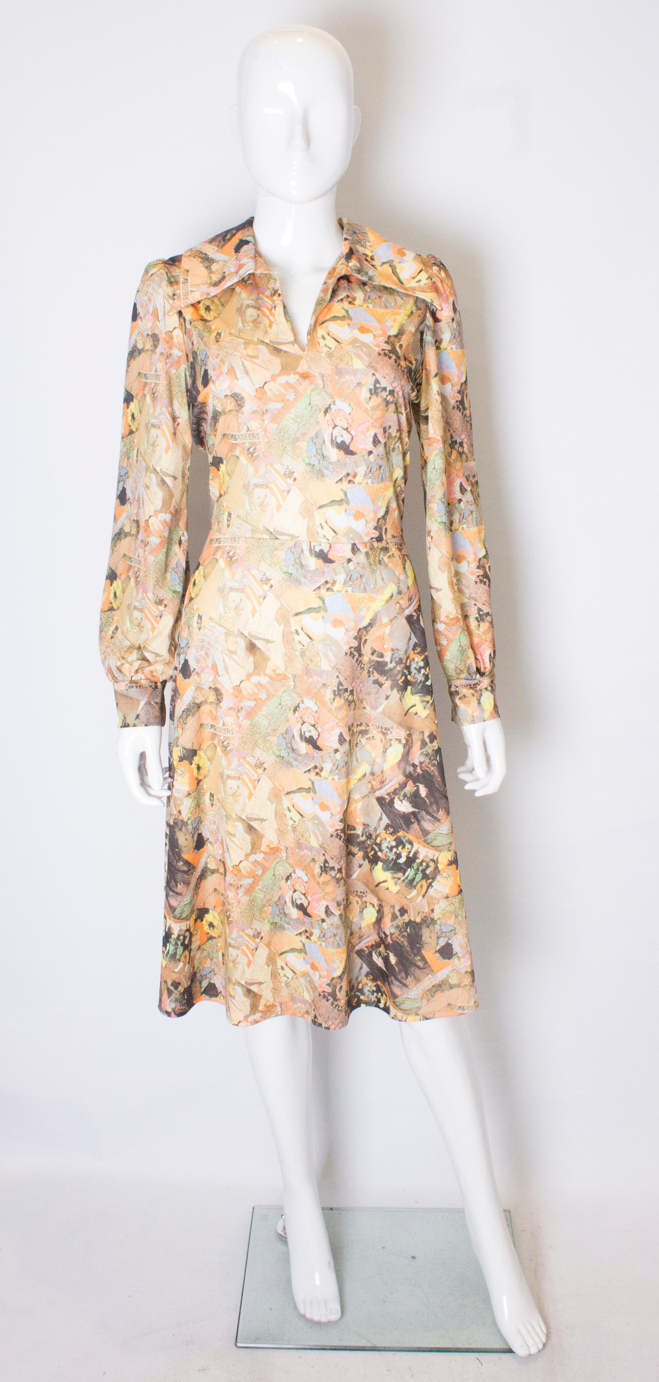 Un bonito vestido para la primavera. Con un colorido estampado, este vestido tiene escote en pico, puños fruncidos, falda acampanada y cremallera central trasera.