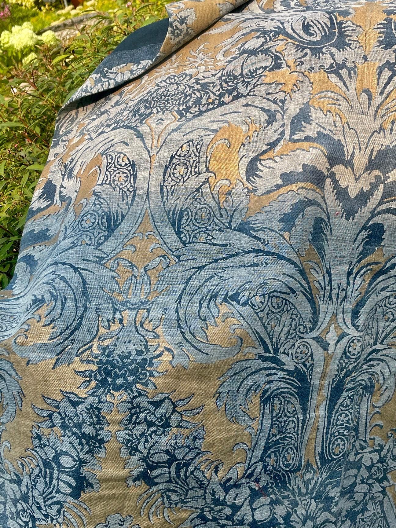 Yardweise verkauft Derzeit gibt es    4 Yards verfügbar

Prächtiges Leinen mit Innengewicht
Datiert aus der Mitte der 1900er Jahre

 Das indigoblaue Leinen ist mit einem wunderschönen Medici-Muster aus dem 17.
Mit handbedrucktem Goldpulver veredelt 