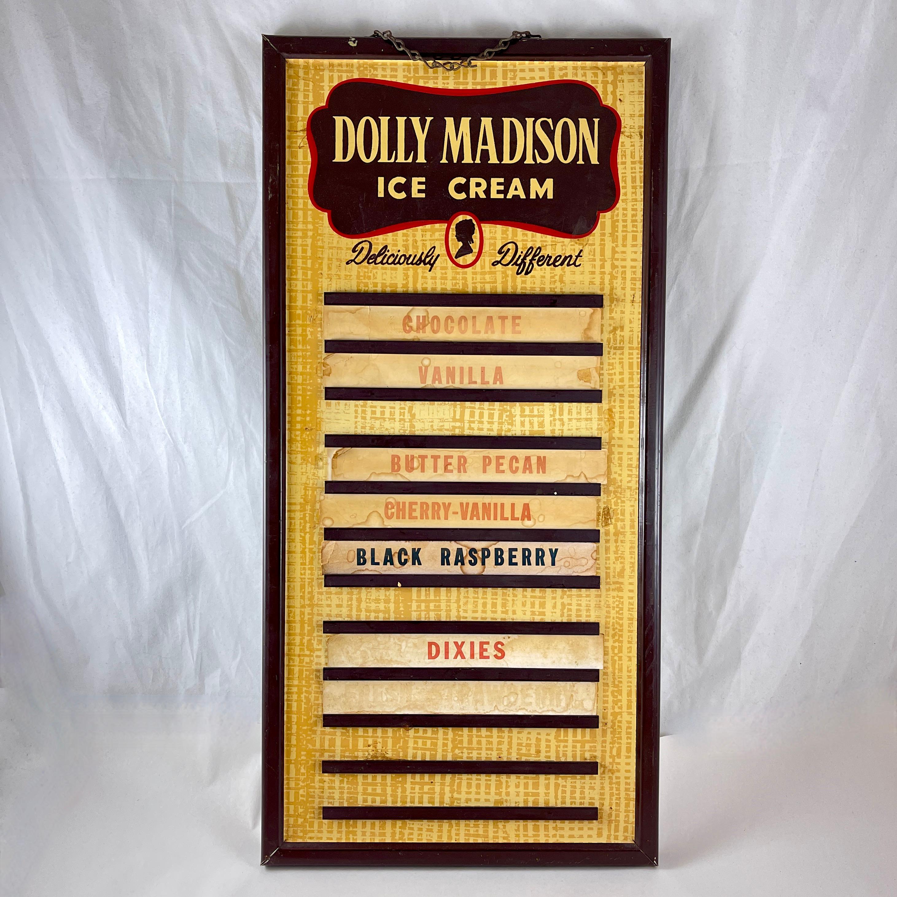 Tablero de sabores de estaño litografiado de helado Dolly Madison colgante, hacia finales de la década de 1940.

Los tableros de sabores de helados y refrescos se exhibían originalmente en las fuentes de refrescos y tiendas generales de todo el