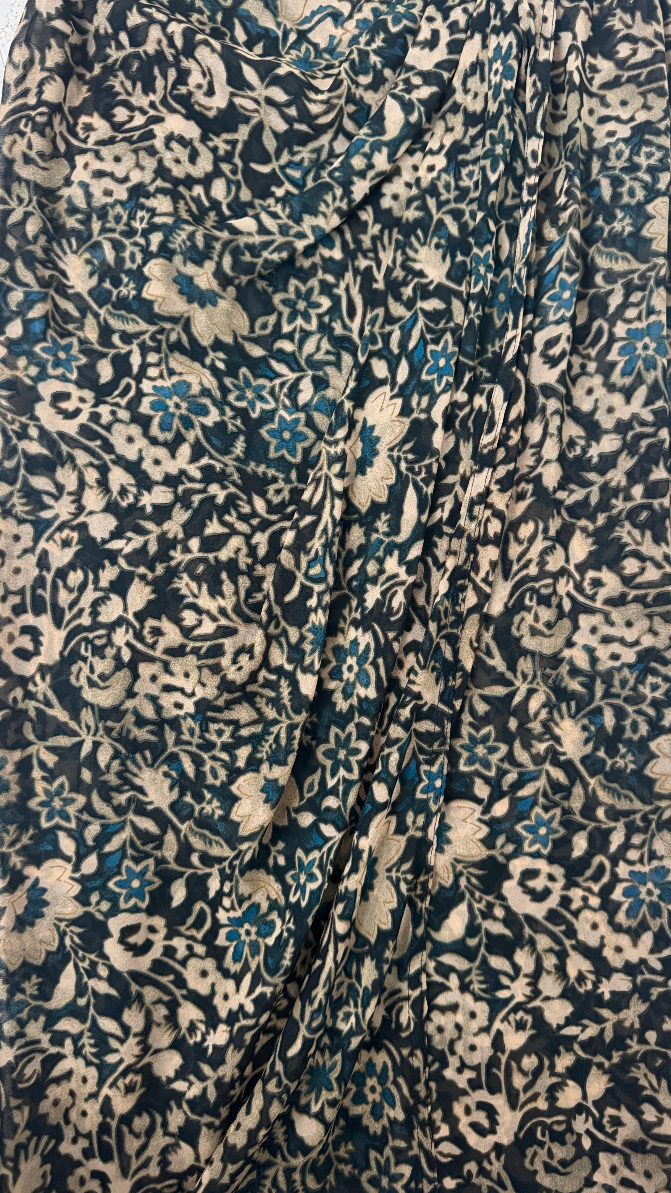 Dieser elegante und mühelos raffinierte Vintage-Wickelrock von Future Ozbek ist ein seltenes Juwel des italienischen Designs. Der fließende und leichte Stoff zeigt ein faszinierendes Blumenmuster in erdigen Tönen von tiefem Teal, Beige und einem
