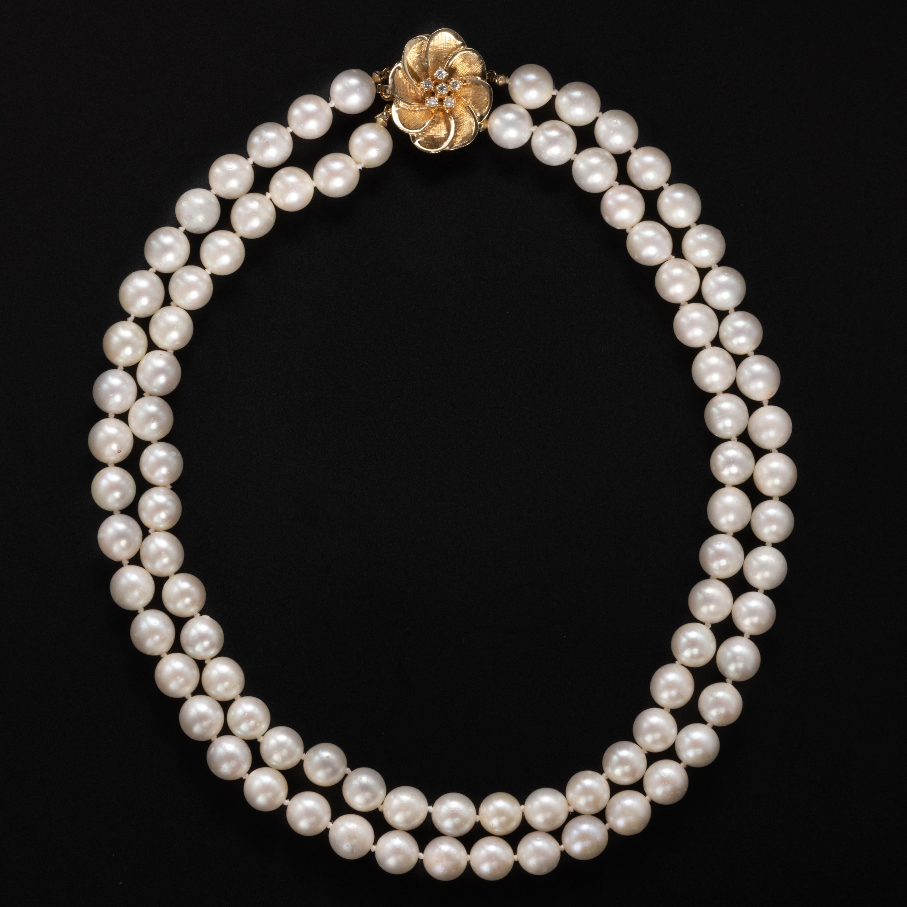 Dieser 16-Zoll-Strang aus Akoya-Zuchtperlen im Vintage-Stil zeichnet sich durch große und leuchtende Perlen aus. 8.31mm, 8.24mm, 8.19mm, 8.04mm, 8.29mm, 8.43mm, 8.51mm: das sind die Maße, die ich zufällig von den Perlen genommen habe.  In der Welt