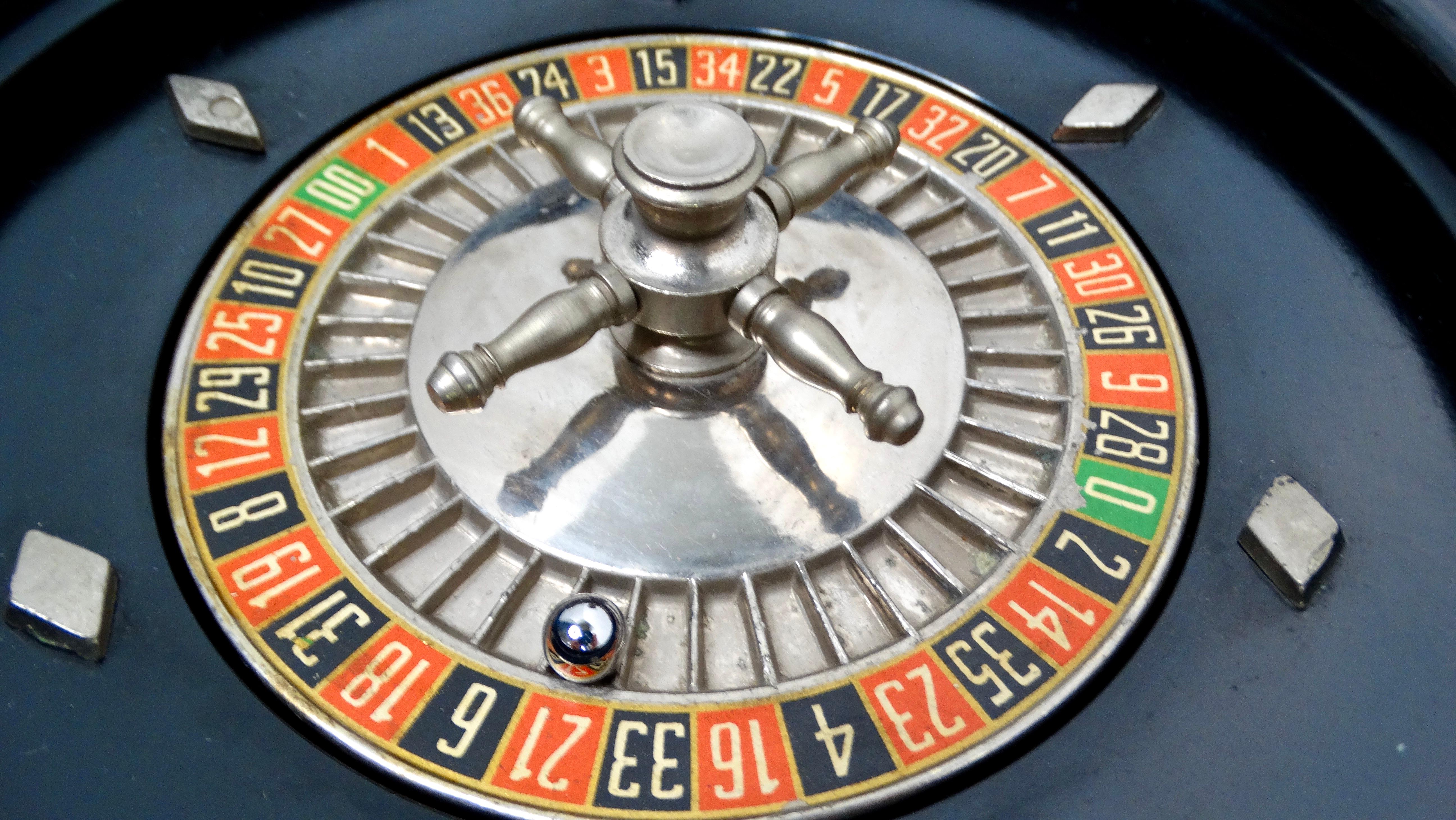 Women's or Men's Vintage Professional Grade Wood Roulette & Poker Card Chip Tray Set For Sale
